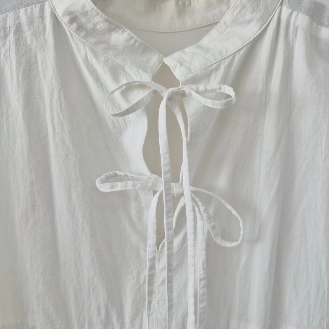 LOWRYS FARM 코튼 화이트 리본 셔링 블라우스 상품이미지5