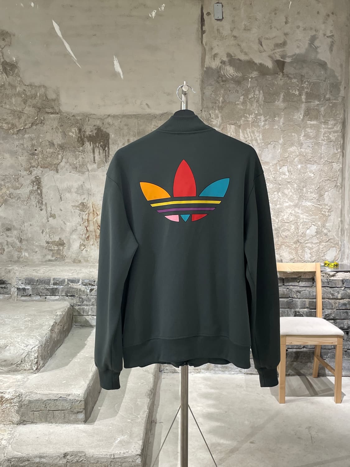 아디다스 x 퍼렐 윌리엄스 카키 파이어버드 트랙 자켓 상품이미지6