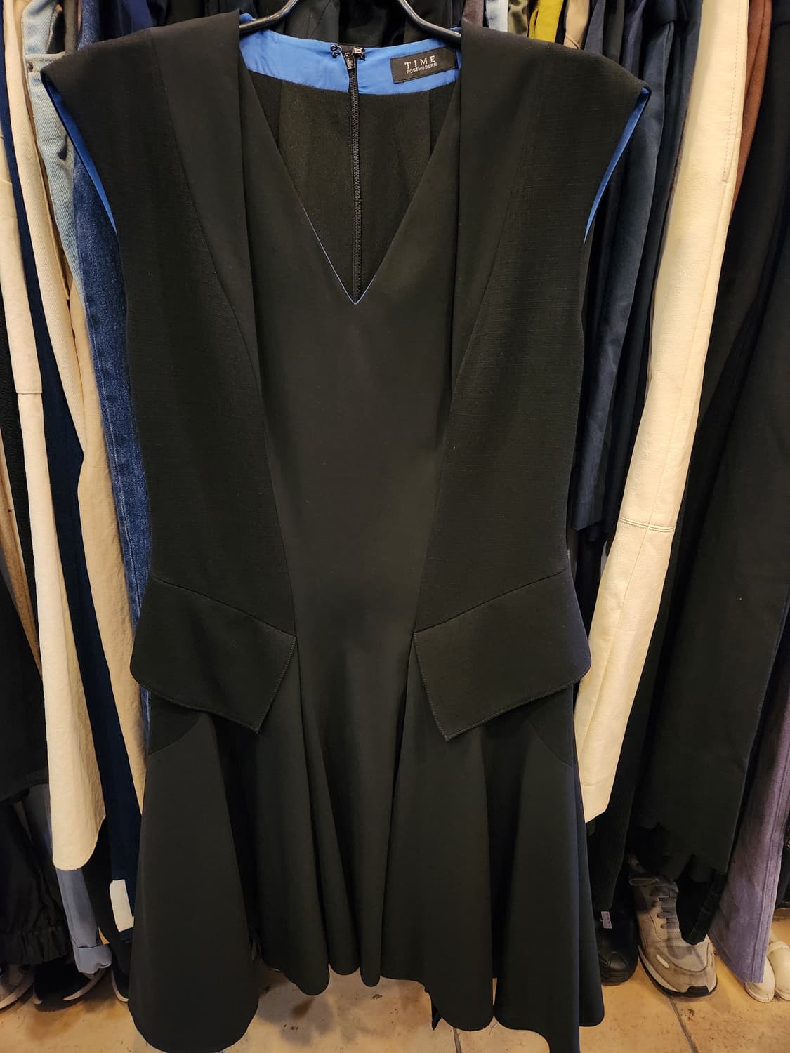 TIME 블랙 민소매 플레어 원피스 상품이미지1