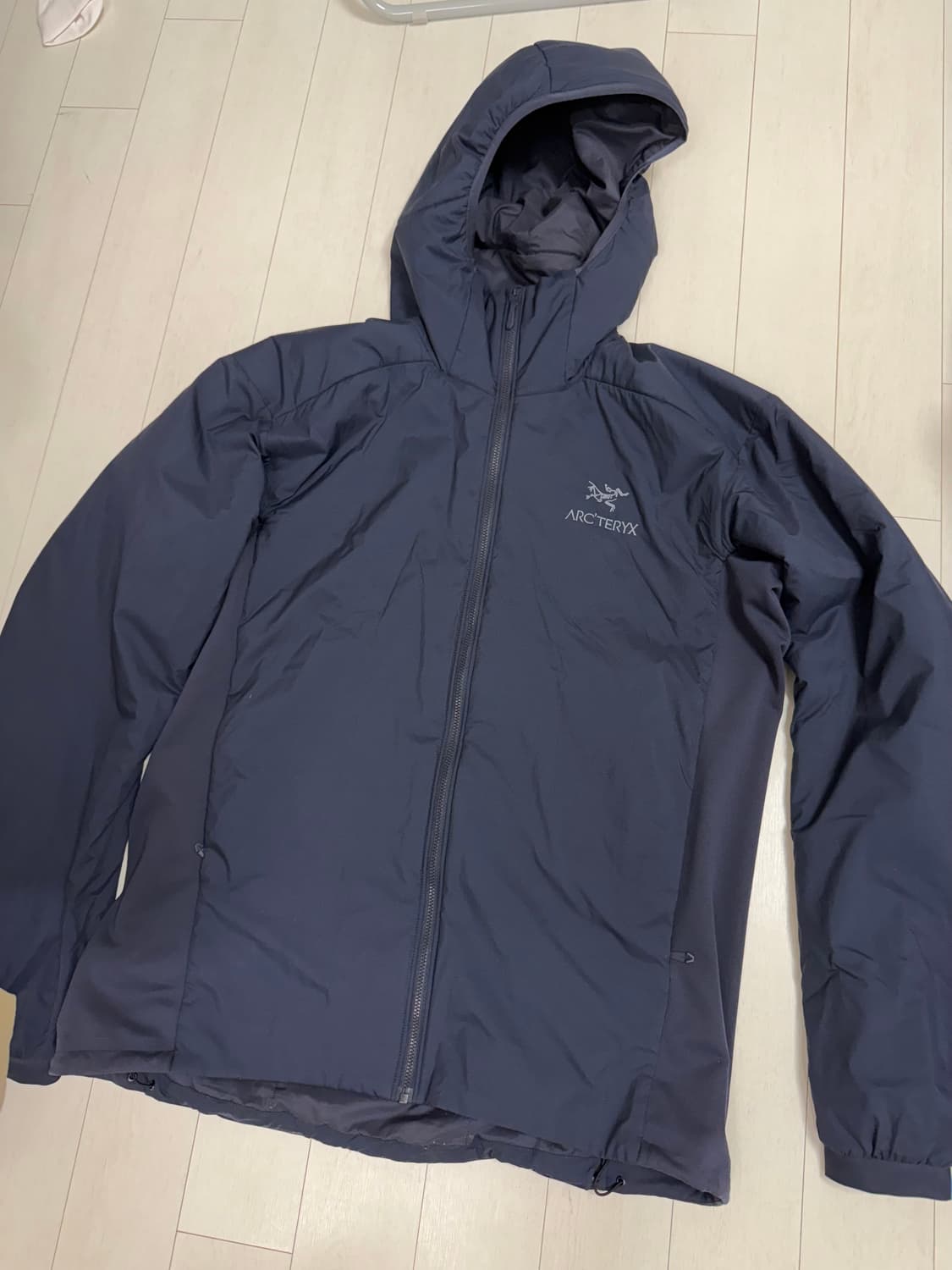 아크테릭스 아톰 L 사이즈 블랙사파이어 자수로고 버전 상품이미지3