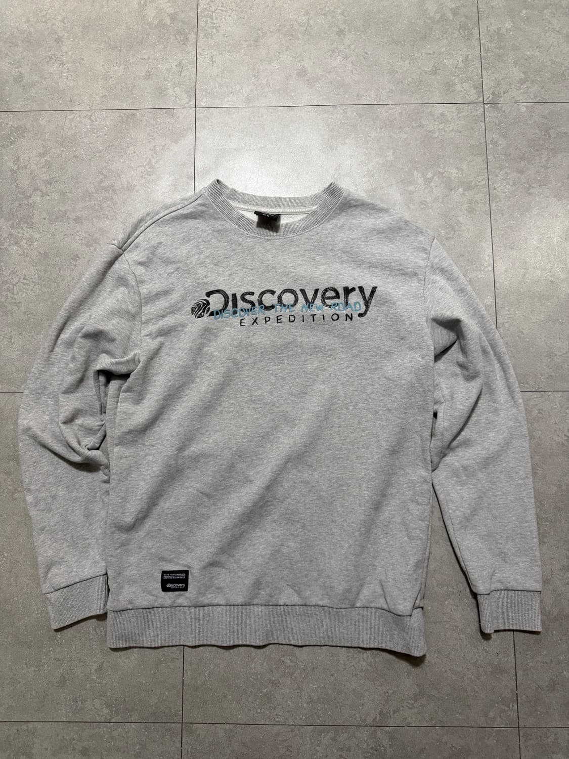 디스커버리 그레이컬러 로고스펠아웃 스웻셔츠 55size  상품이미지1