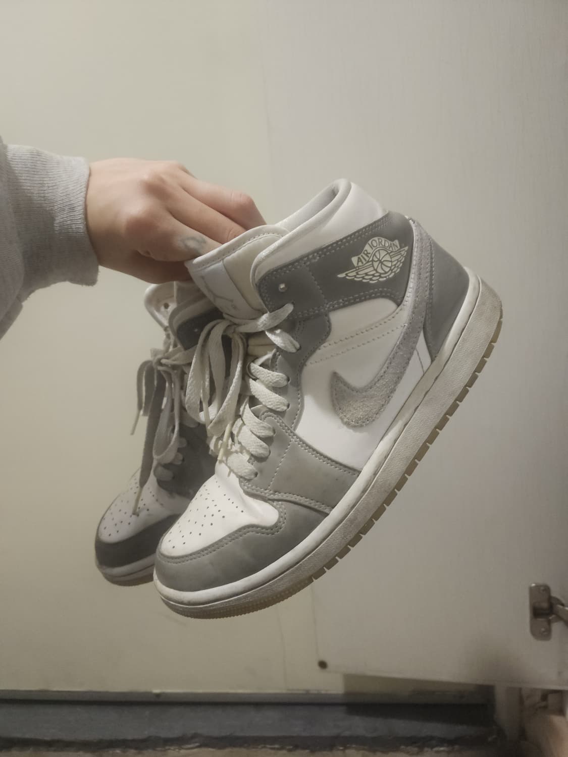 나이키 조던 1 미드 울프 그레이 여성 상품이미지1