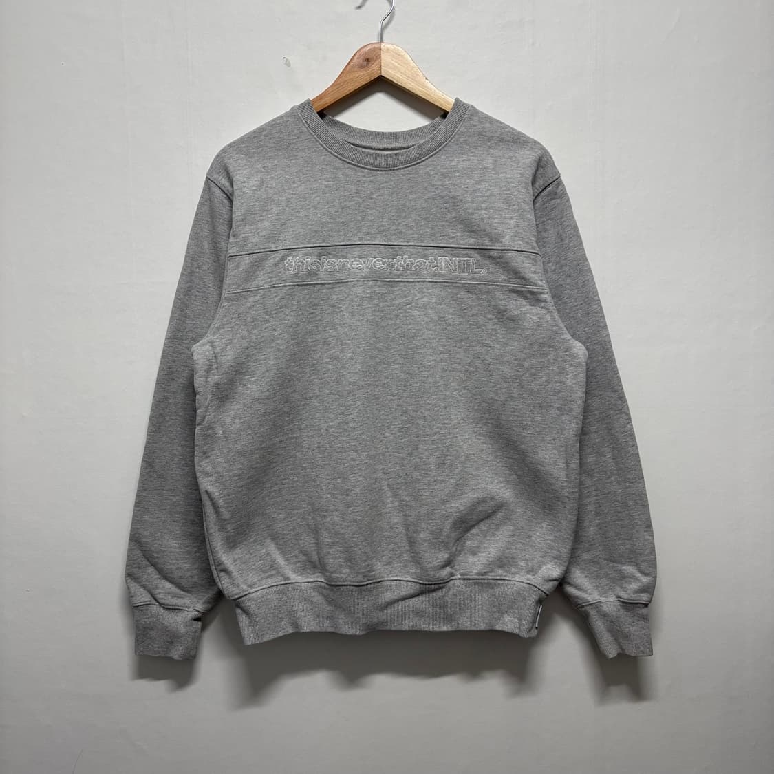 디스이즈네버댓 그레이 맨투맨 상품이미지1
