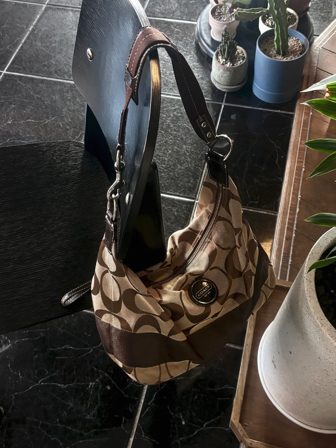 코치(COACH) 시그니처 로고 호보 숄더백 상품이미지1