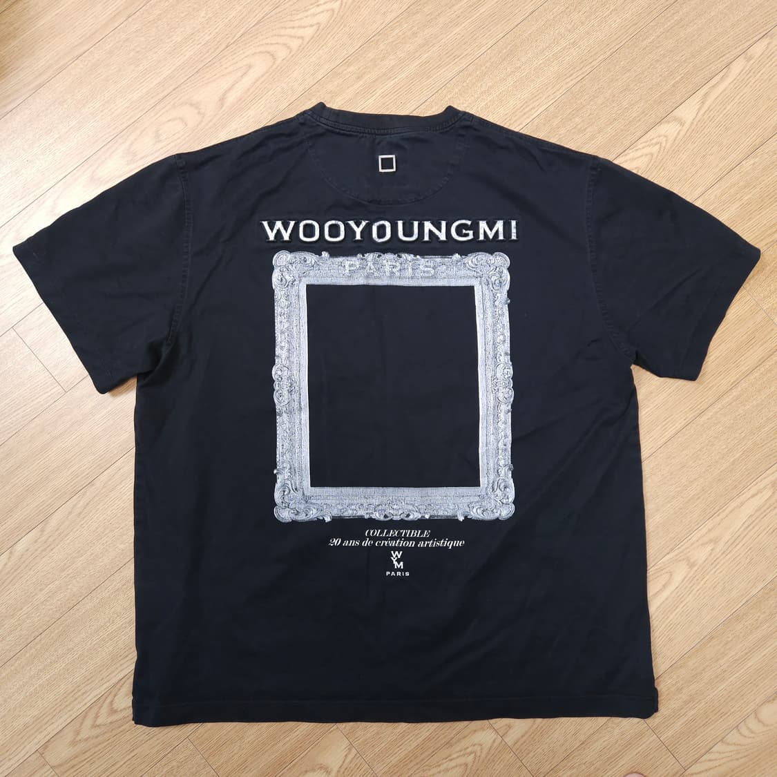 우영미 블랙 액자 프린팅 반팔 티셔츠 48 상품이미지1