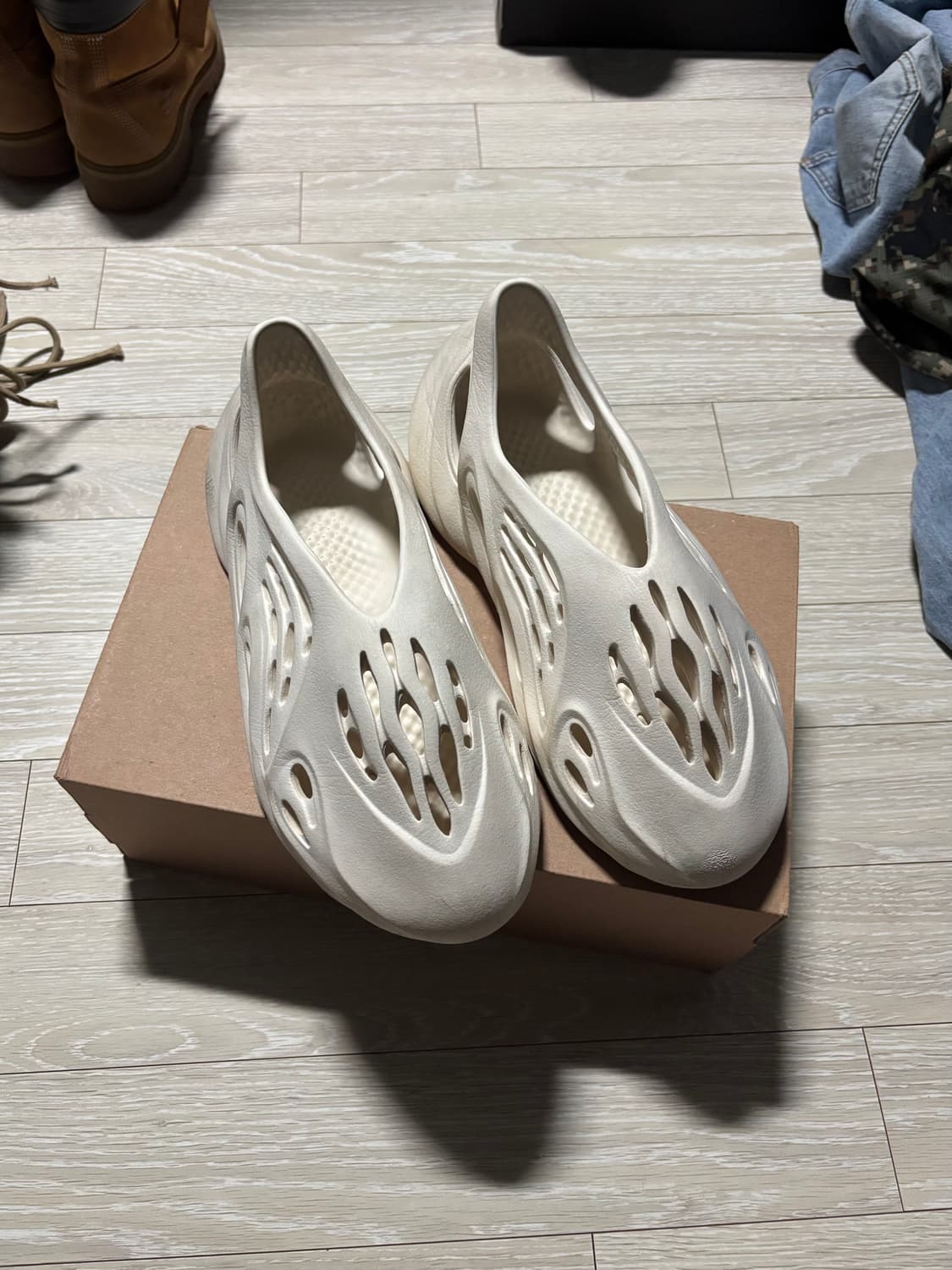 Adidas Yeezy Foam RNR Sand 상품이미지1