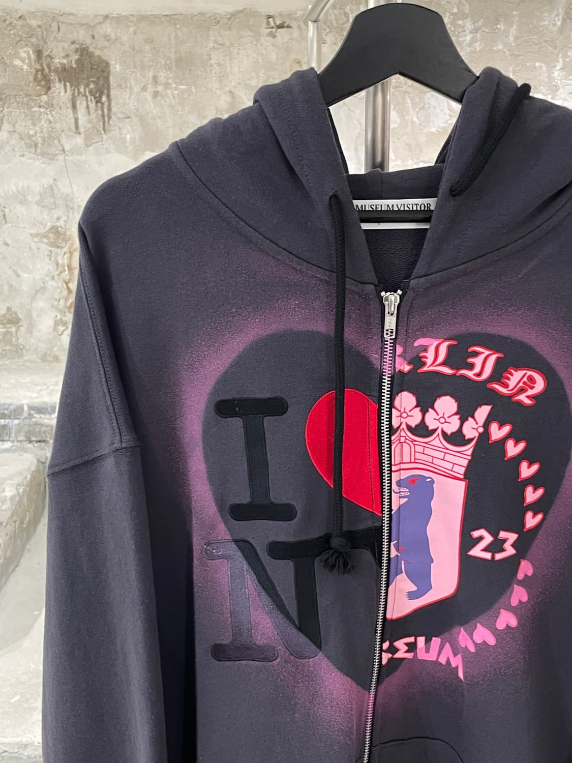 더 뮤지엄 비지터 차콜 하트 하프 엠블럼 후디 집업 상품이미지2