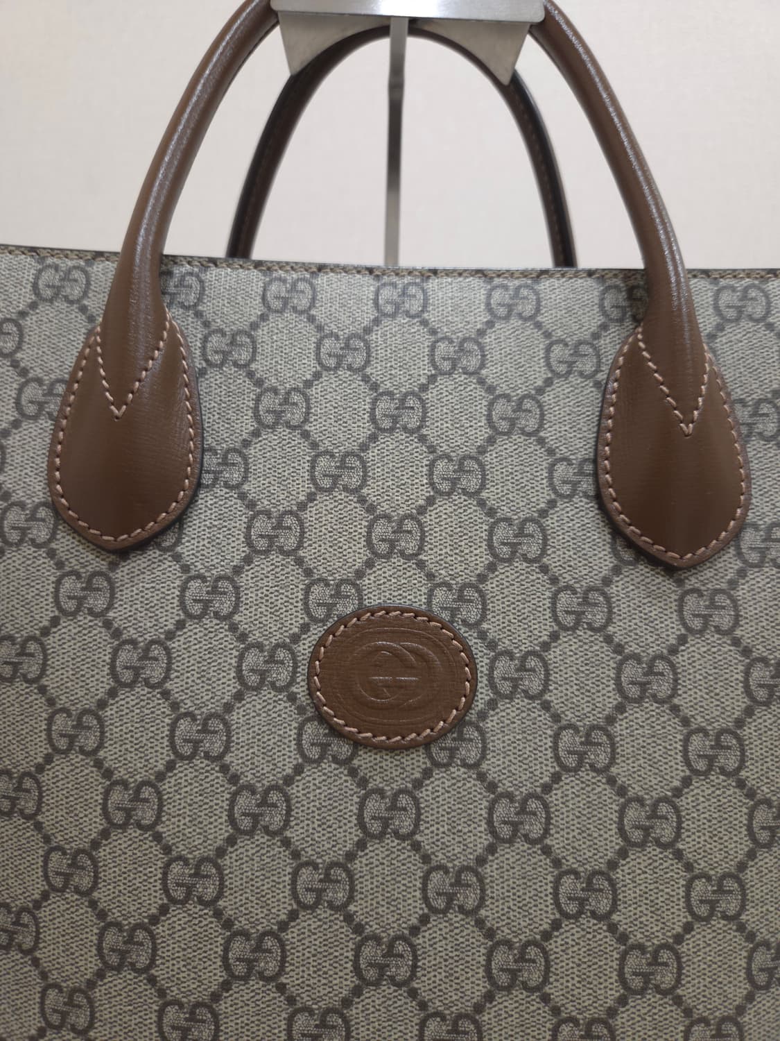 구찌 인터로킹 G 스몰 토트백 베이지 에보니 상품이미지2