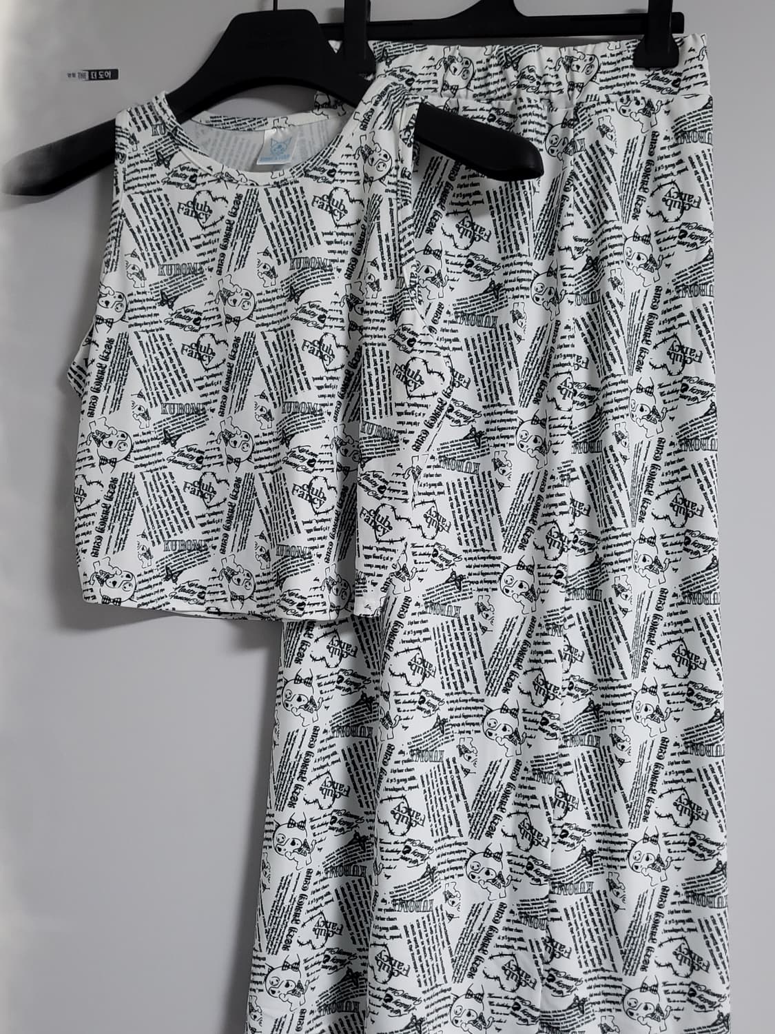 네스티팬시클럽 쿠로미 페이퍼 레터링 슬리브리스 스커트 셋업 상품이미지1