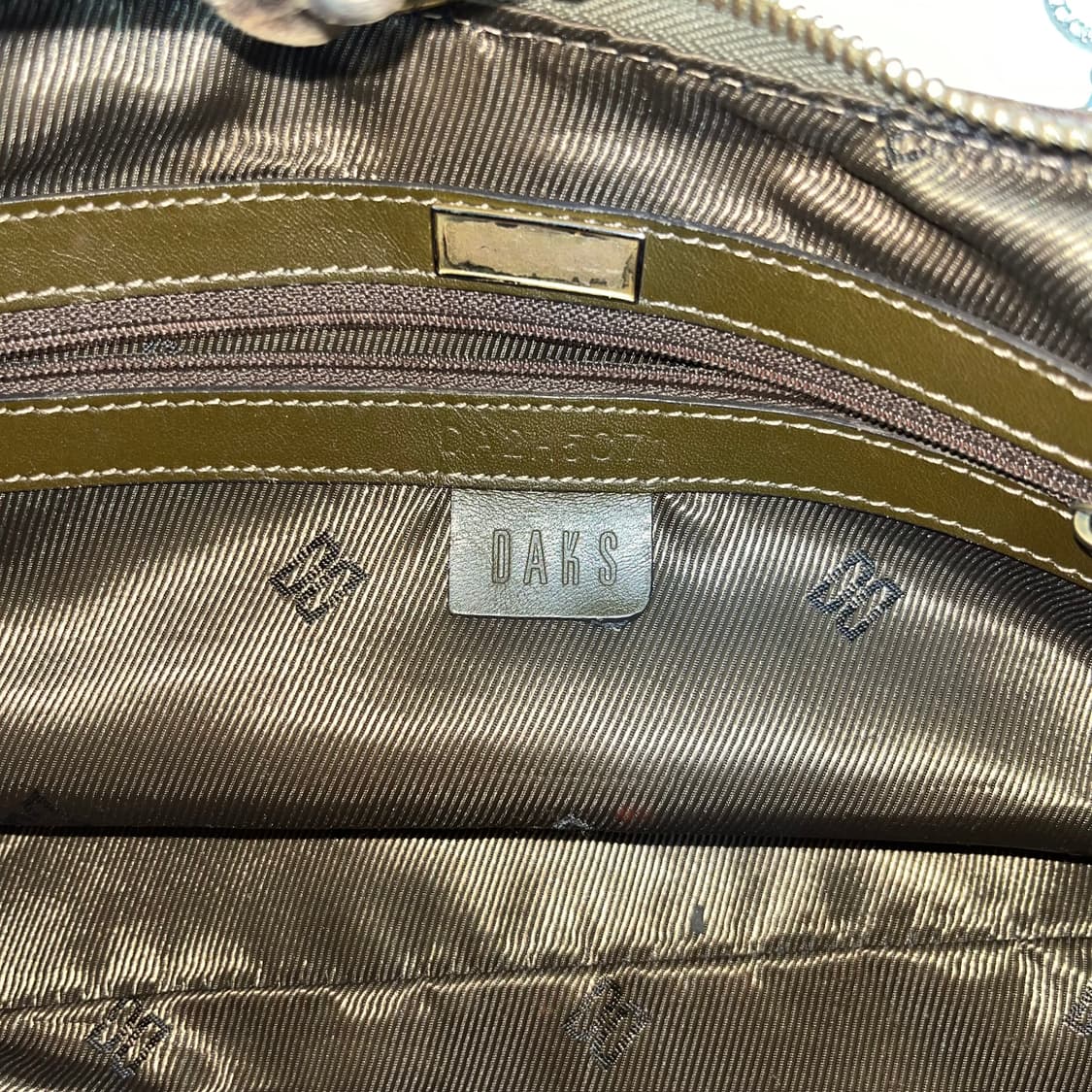 Daks 카키 스웨이드 스터드 백 상품이미지6