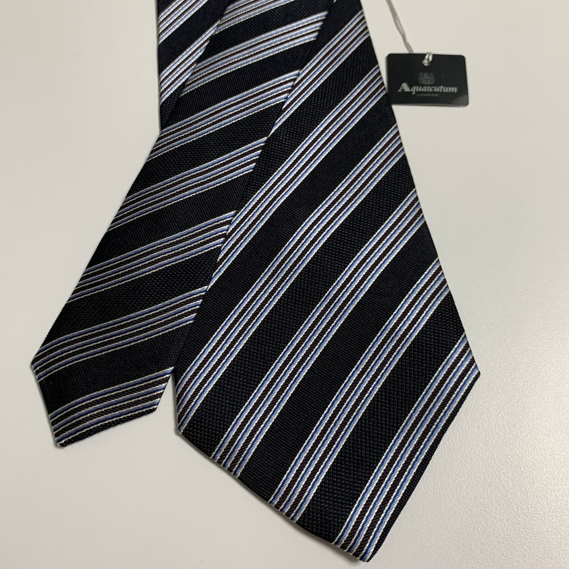 아큐아스큐텀 스트라이프 블랙 명품넥타이 100실크 택 달린 미품 S등급 상품이미지4