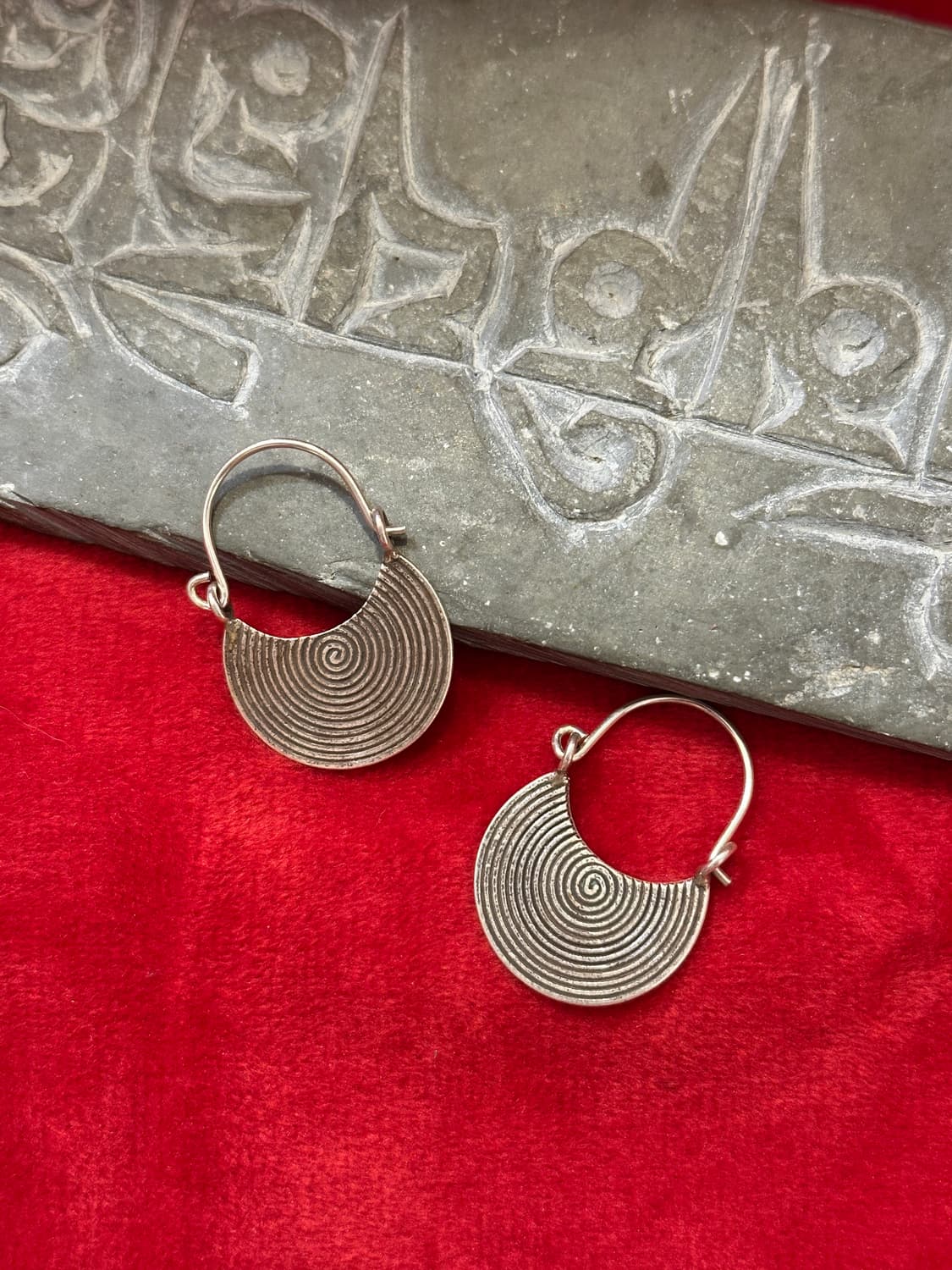 Karen Silver Crescent Spiral Engraved Ho 상품이미지1