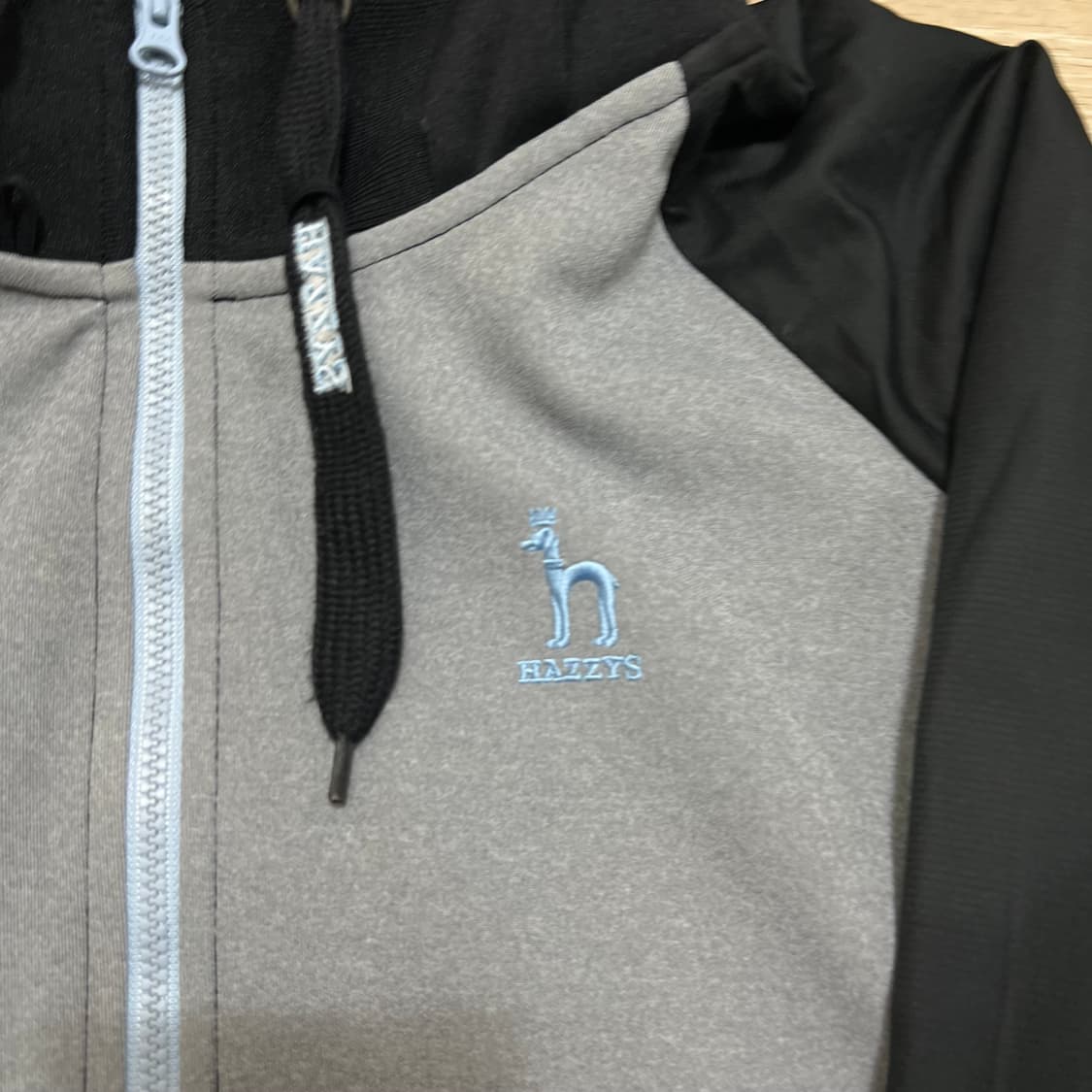 헤지스 여성 골프웨어 로고 기능성 배색 방풍 후드집업 [그레이] S/90 상품이미지4