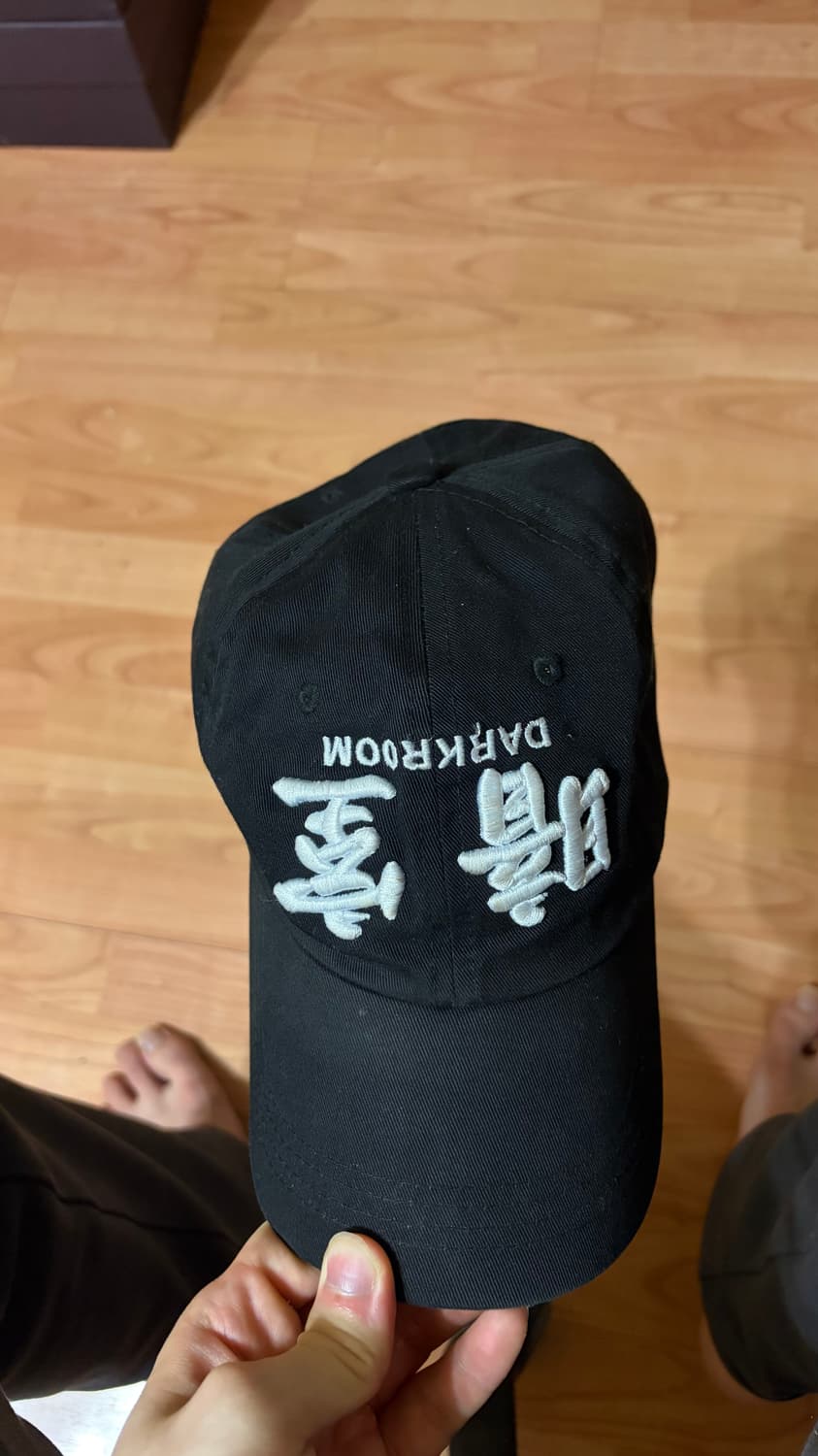 다크룸 스튜디오 업사이드 다운 화이트 로고 캡 상품이미지3