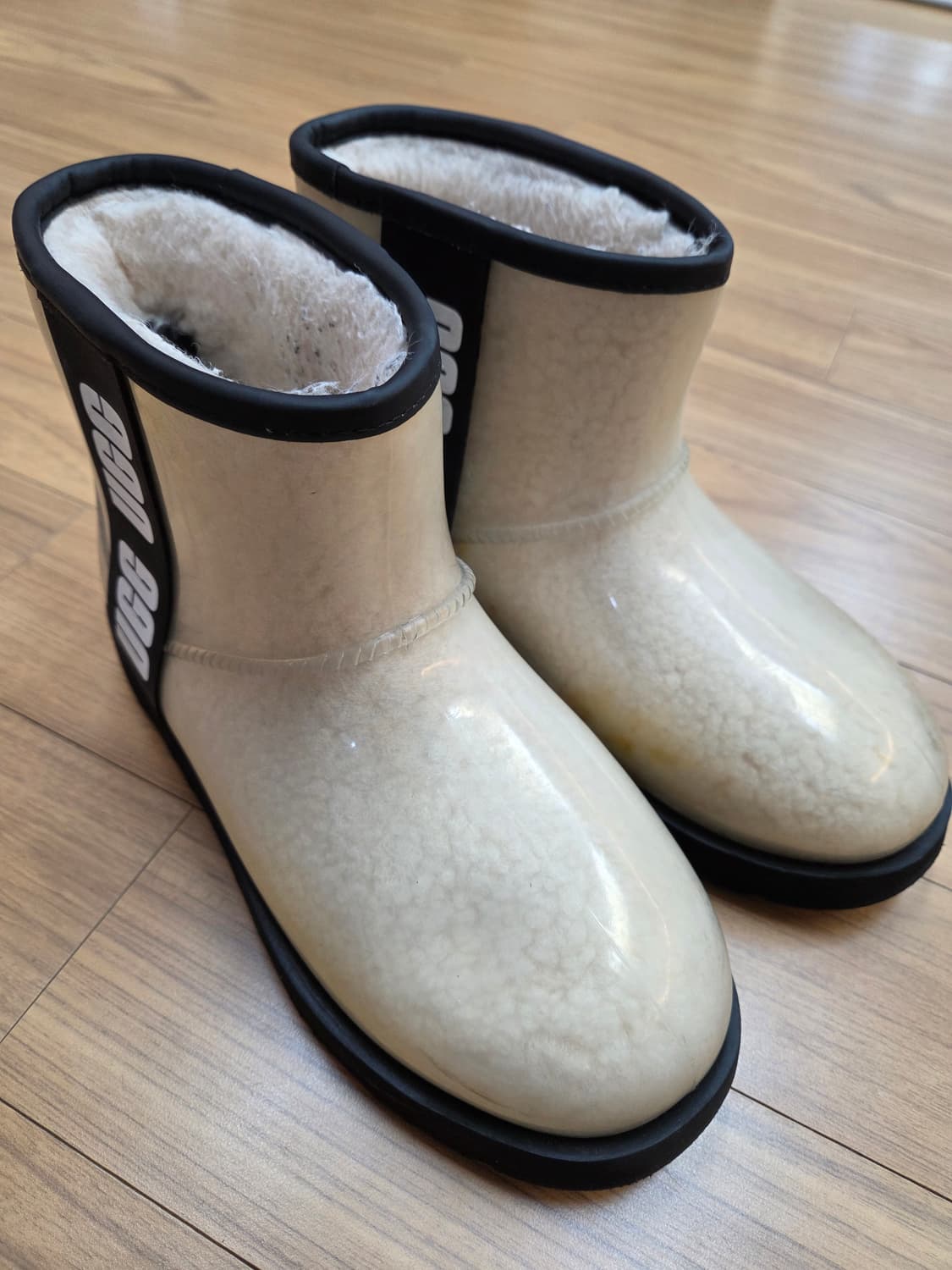 UGG 어그 클리어 부츠 베이지 색상 230mm 입니다. 독특한 디자인이 상품이미지1