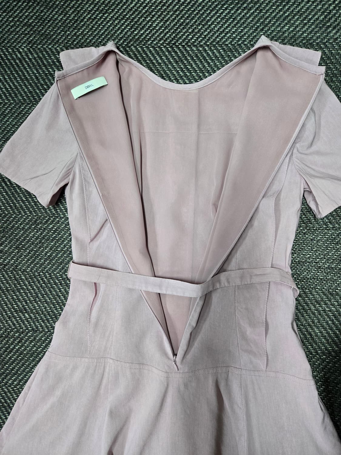 듀엘 프릴 라운드넥 벨티드 원피스 상품이미지4