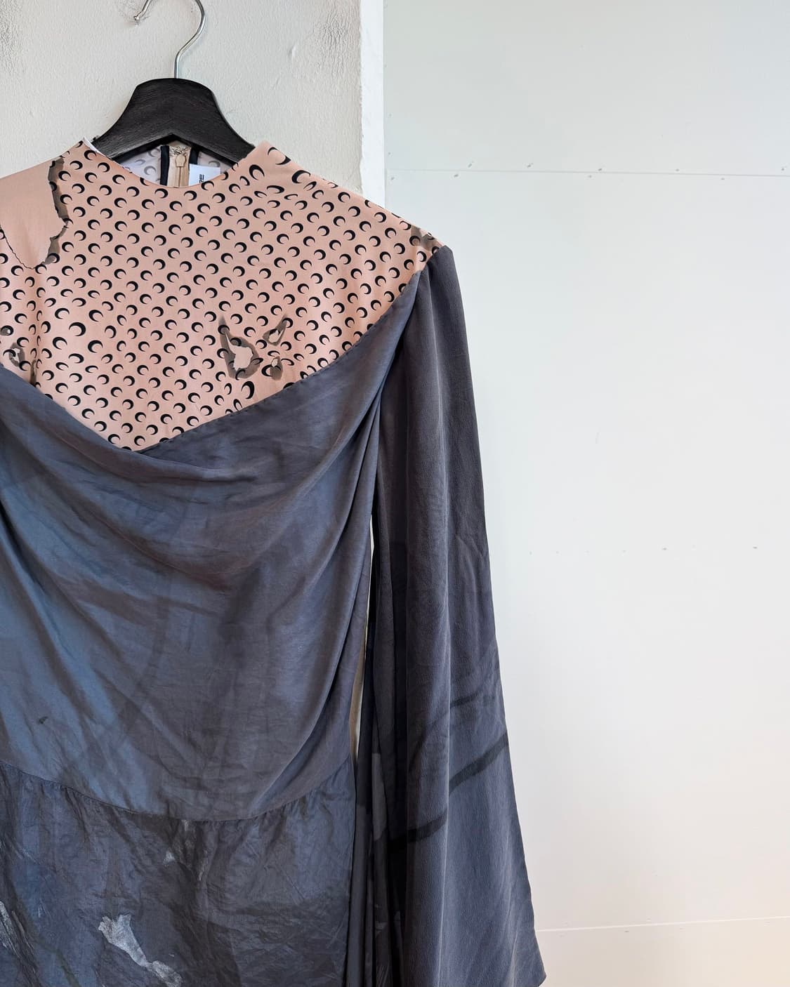 마린세르 골드라인 베이지 차콜 실크 랩 탑  상품이미지5