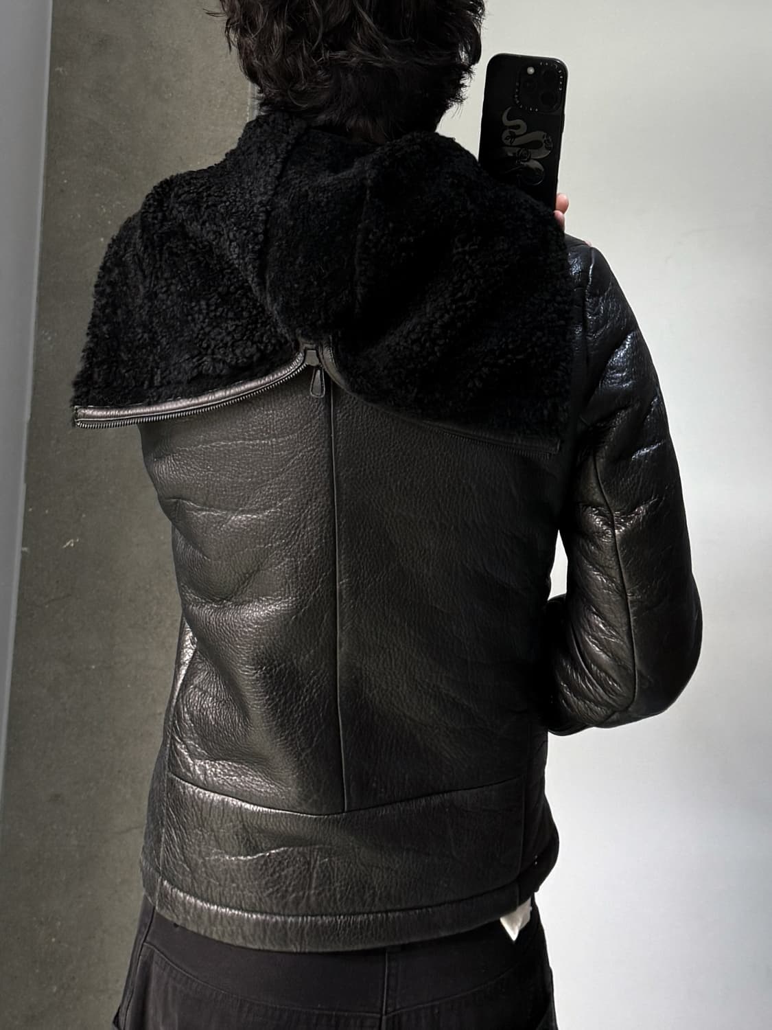 띠어리 10FW 시어링 레더 후드 무스탕 상품이미지4