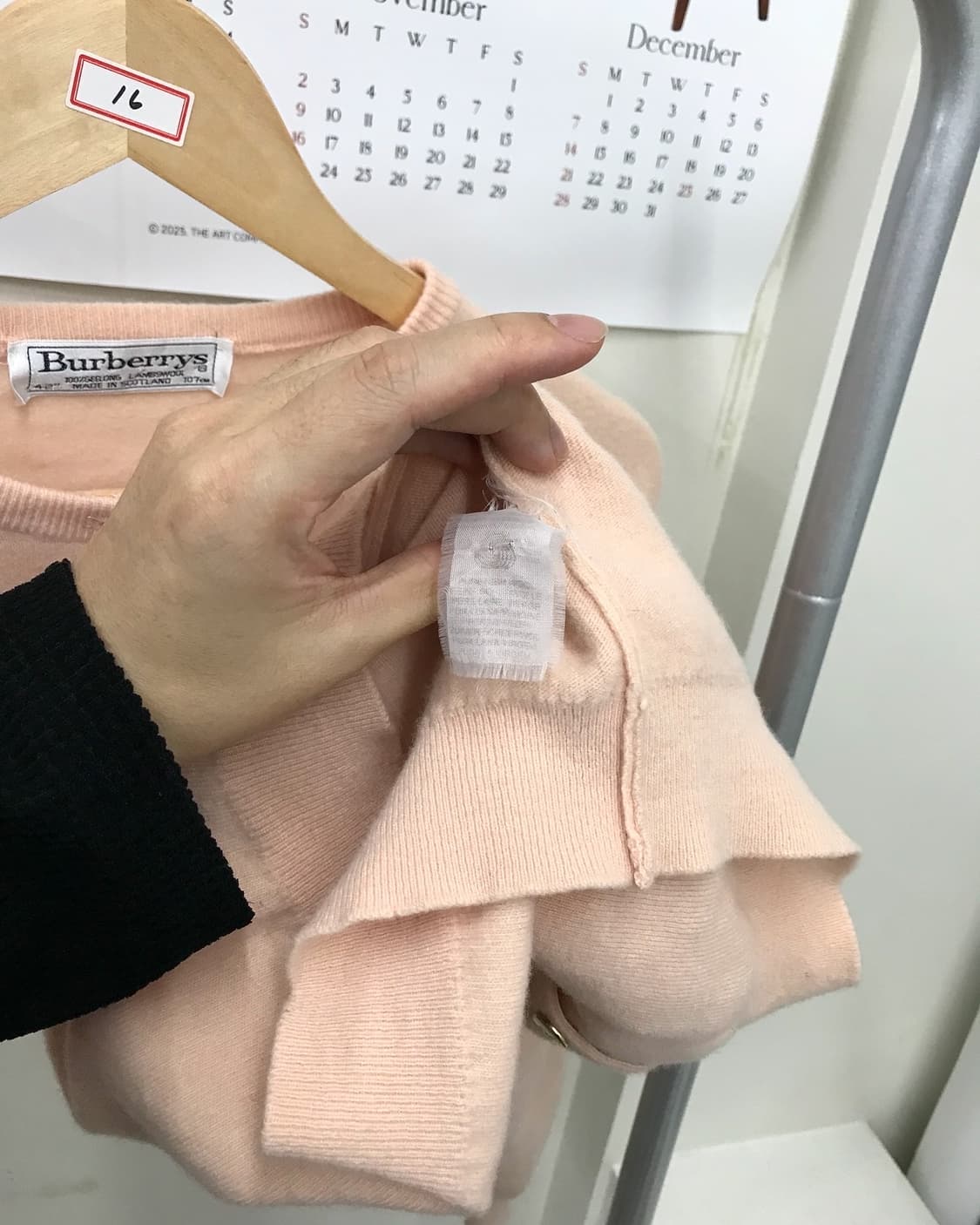 버버리 연핑크 금장 라운드 울 가디건 상품이미지3