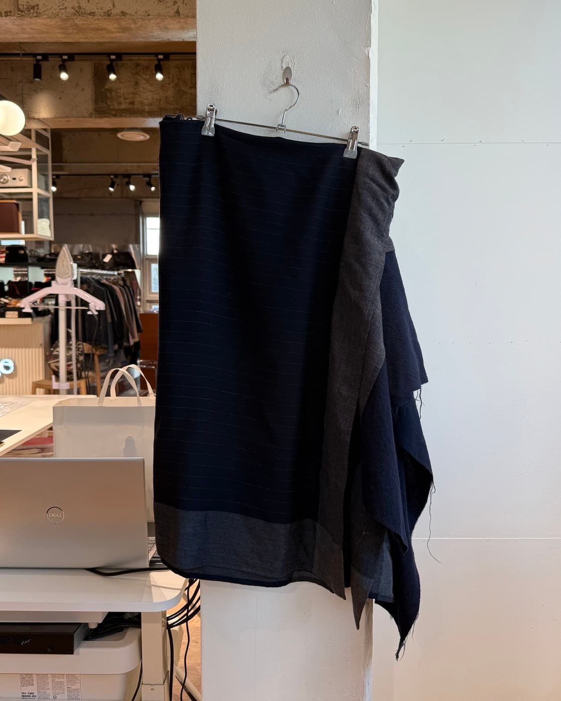 꼼데가르송 그레이 스트라이프 버클 핀턱 미디스커트  상품이미지5