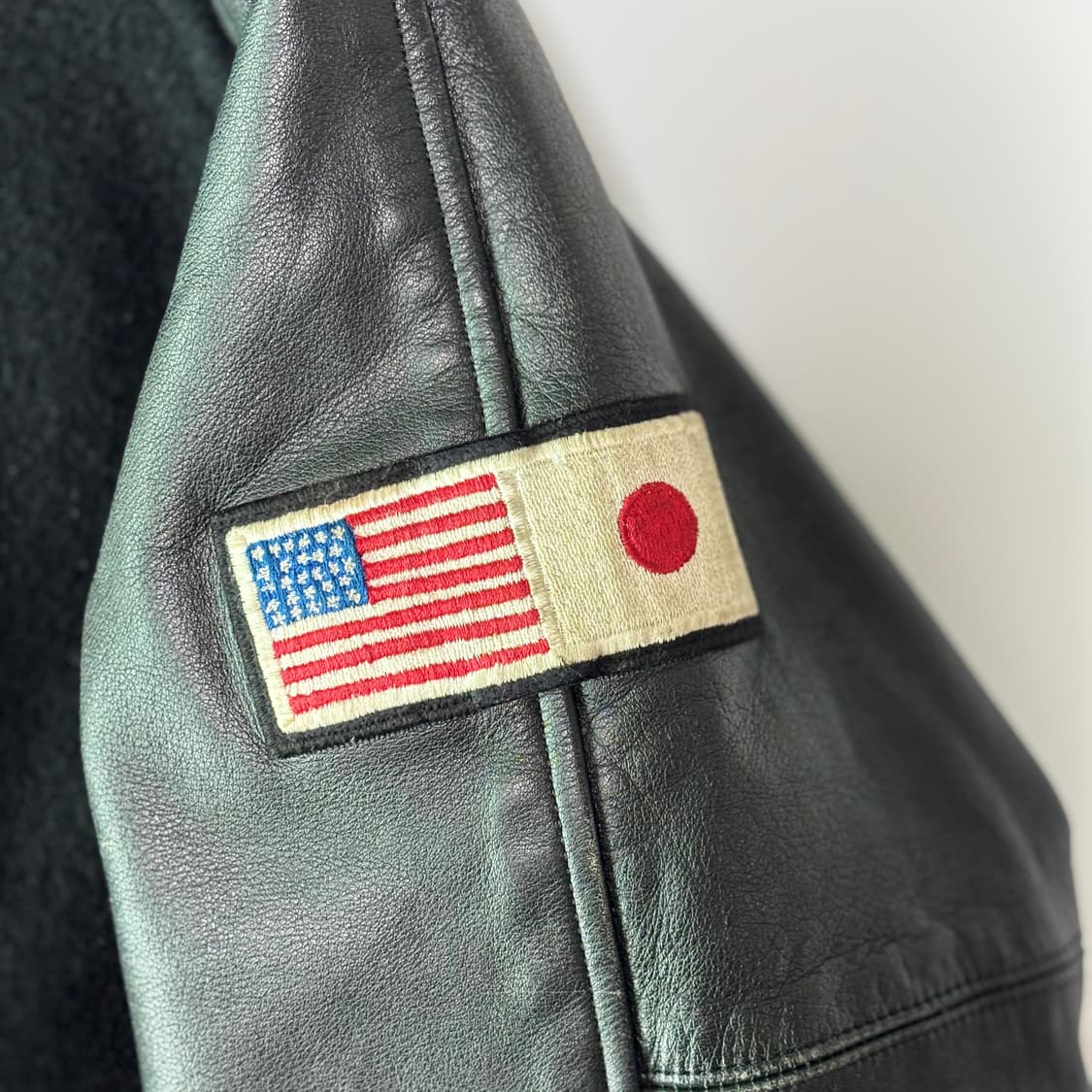 JANNU 메지로 도쿄 ‘KONA HILTON’ 레더 슬리브 바시티 재킷 상품이미지2