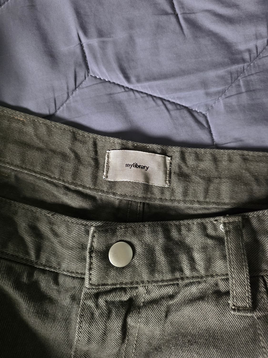 [m] 마이라이브러리 104 가먼트 다이드 팬츠 더스트 올리브 상품이미지3