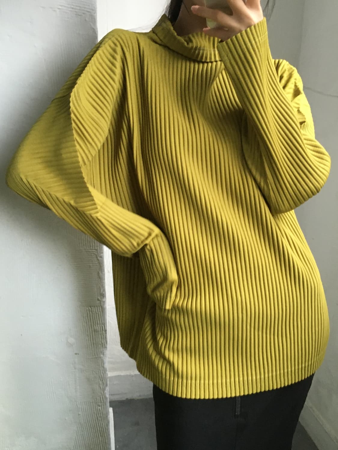 이세이미야케 옴므플리셰 플리츠 하이넥 컷소우 올리브 롱슬리브 상품이미지1