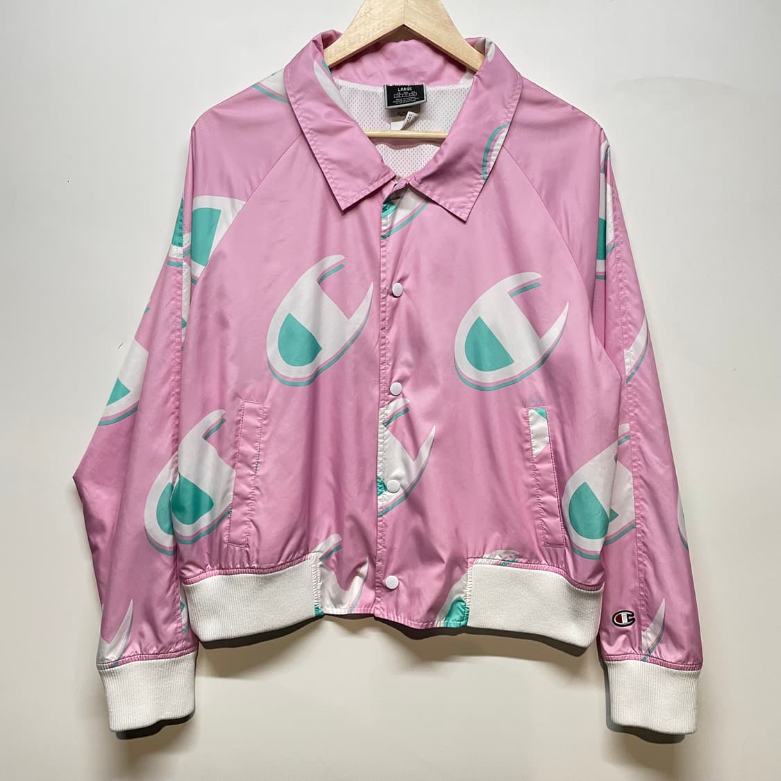 챔피온 핑크 로고 패턴 코치 자켓 상품이미지1