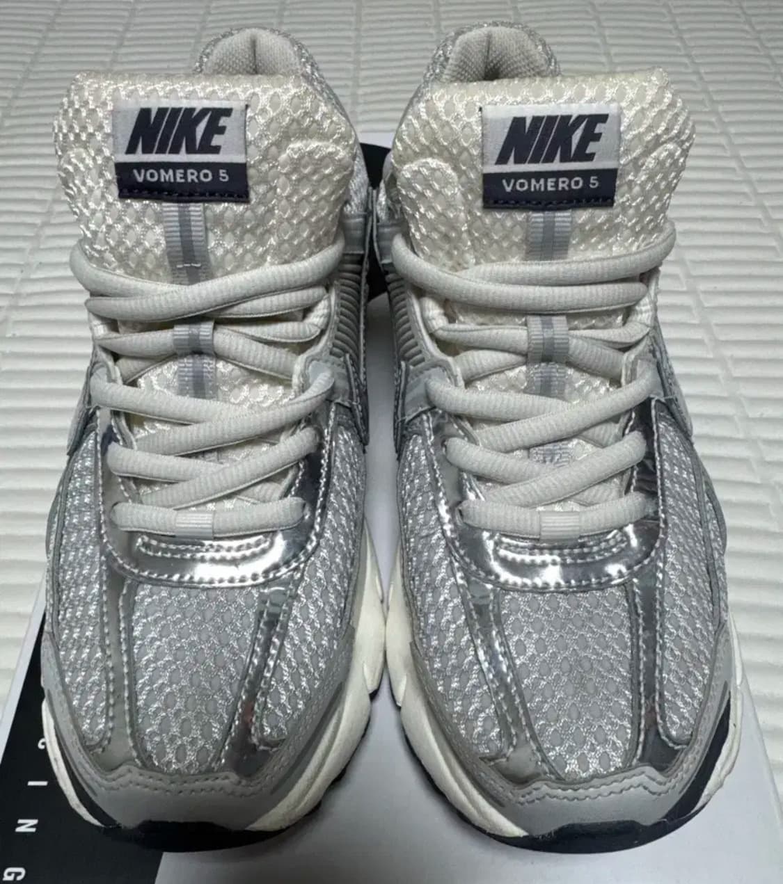 나이키 줌 보메로5 메탈릭 실버 260 상품이미지1
