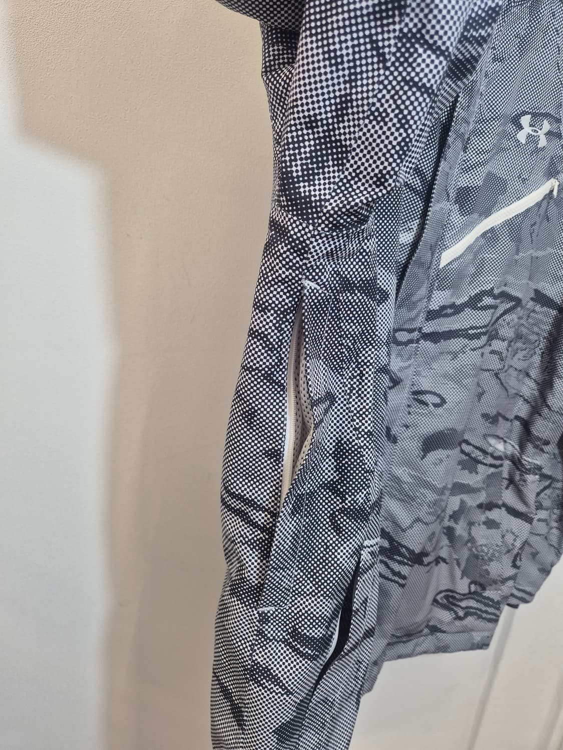 언더아머의  카모 패턴 후드 집업  L
사이즈  상품이미지3