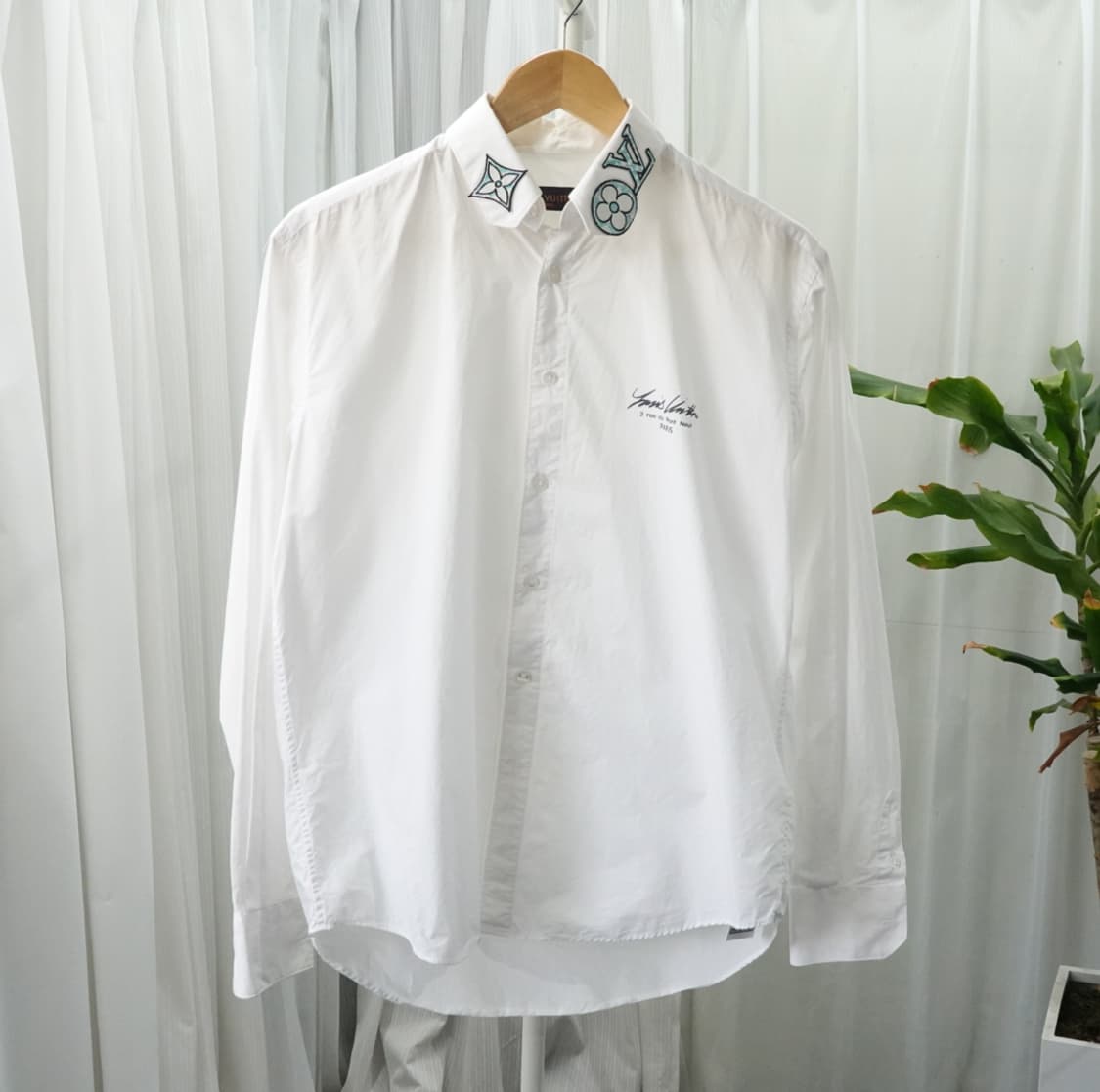 루이비통 LV 로고 자수 포인트 셔츠 1929 상품이미지1