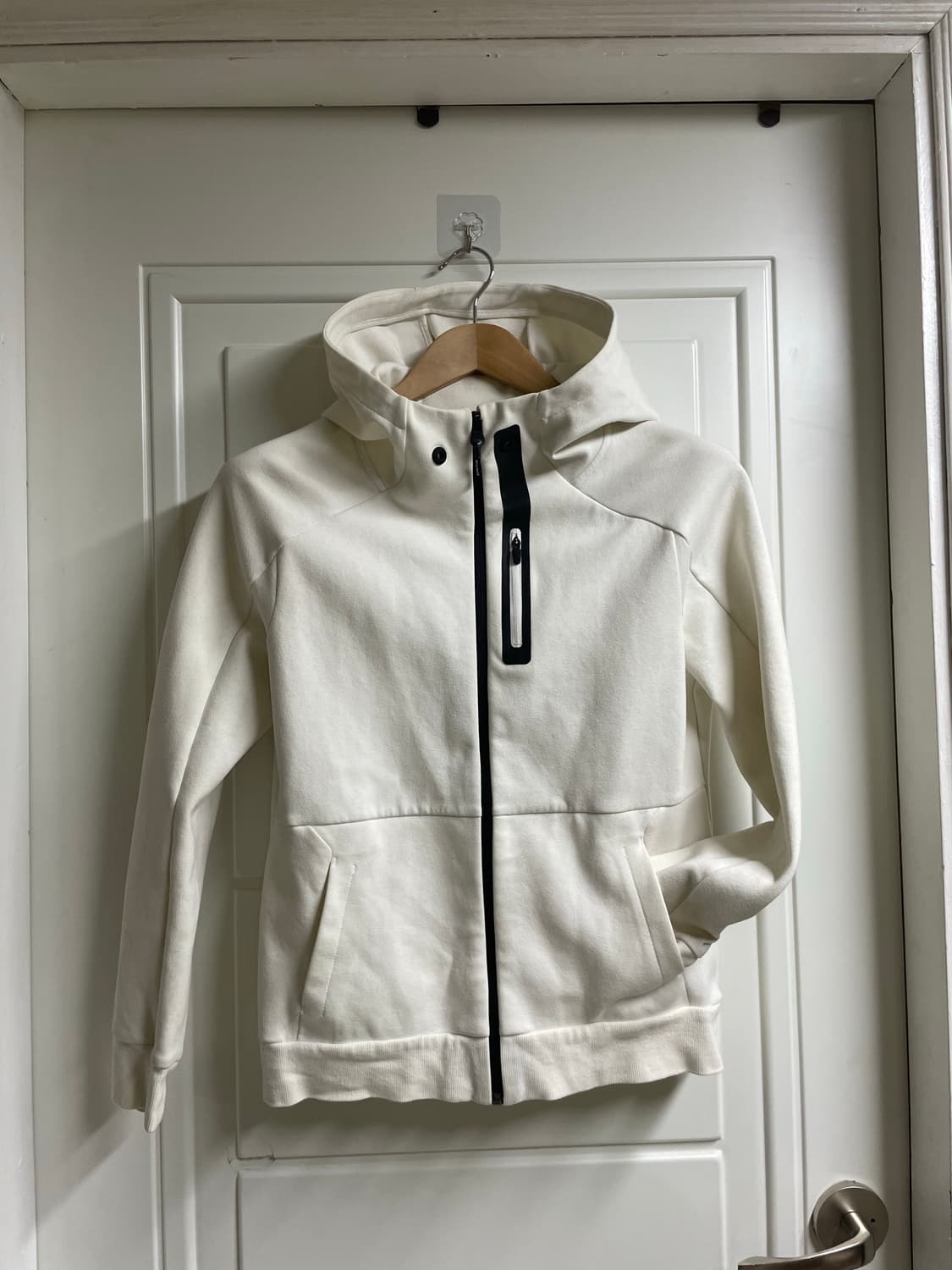 데상트 화이트 후드집업 상품이미지3