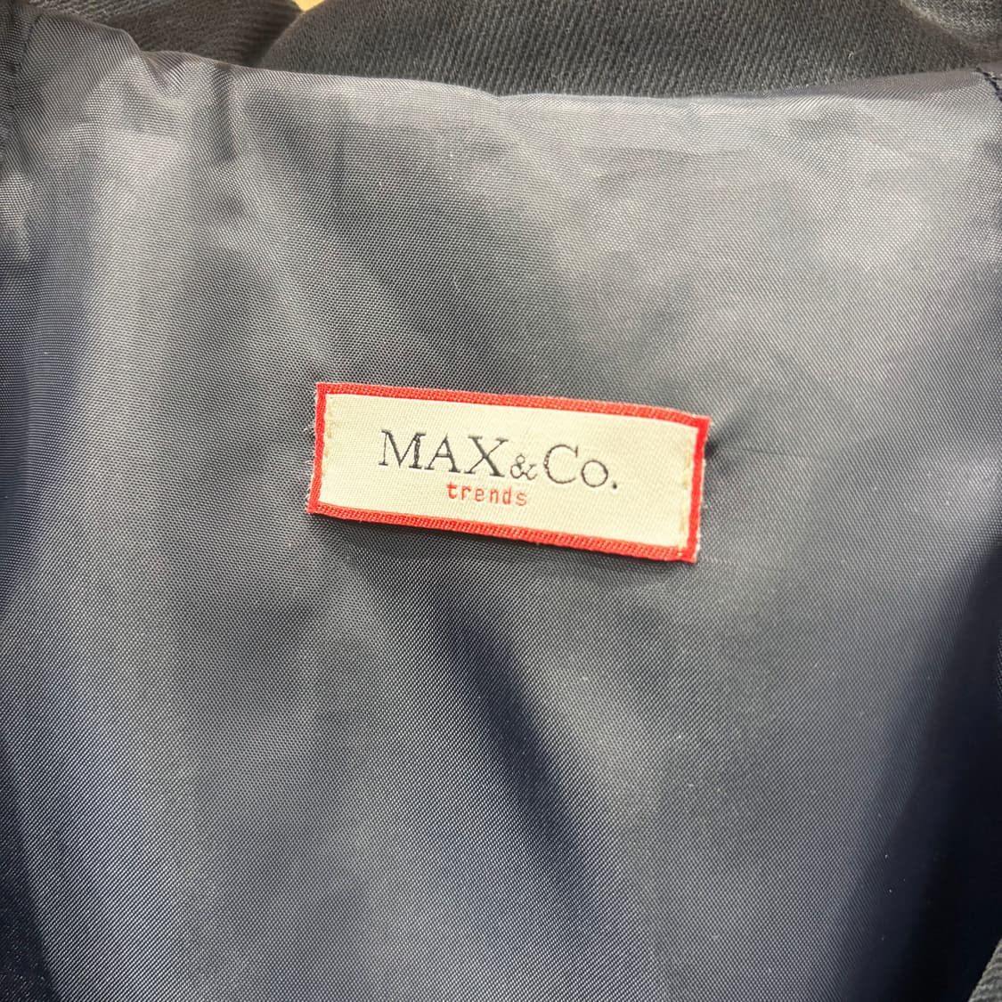 막스앤코 클래식 테일러드 카라 자켓 포켓 배색 허리 스트랩 디테일 네이비 상품이미지9