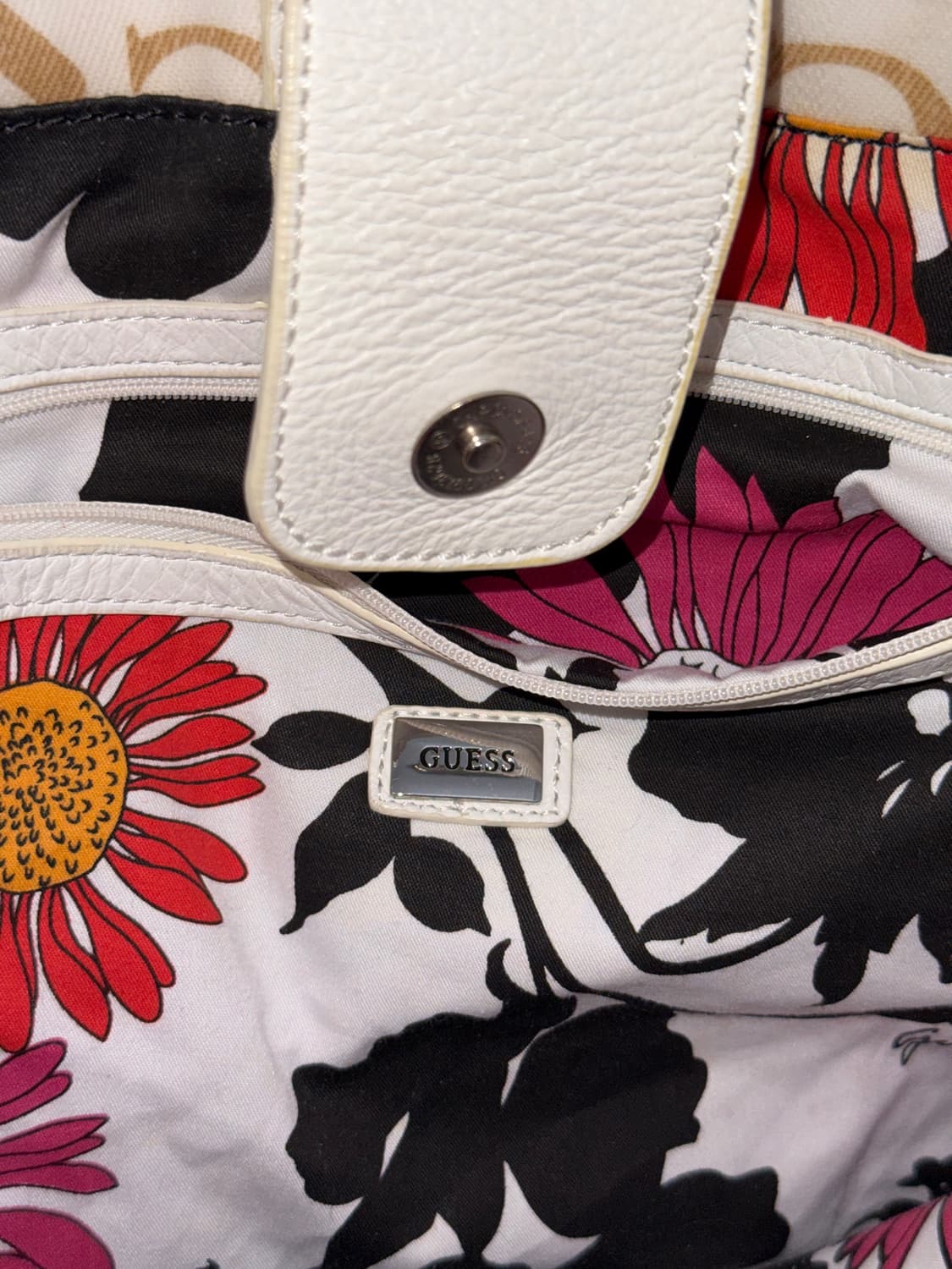 Guess ivory logo tote bag 상품이미지9