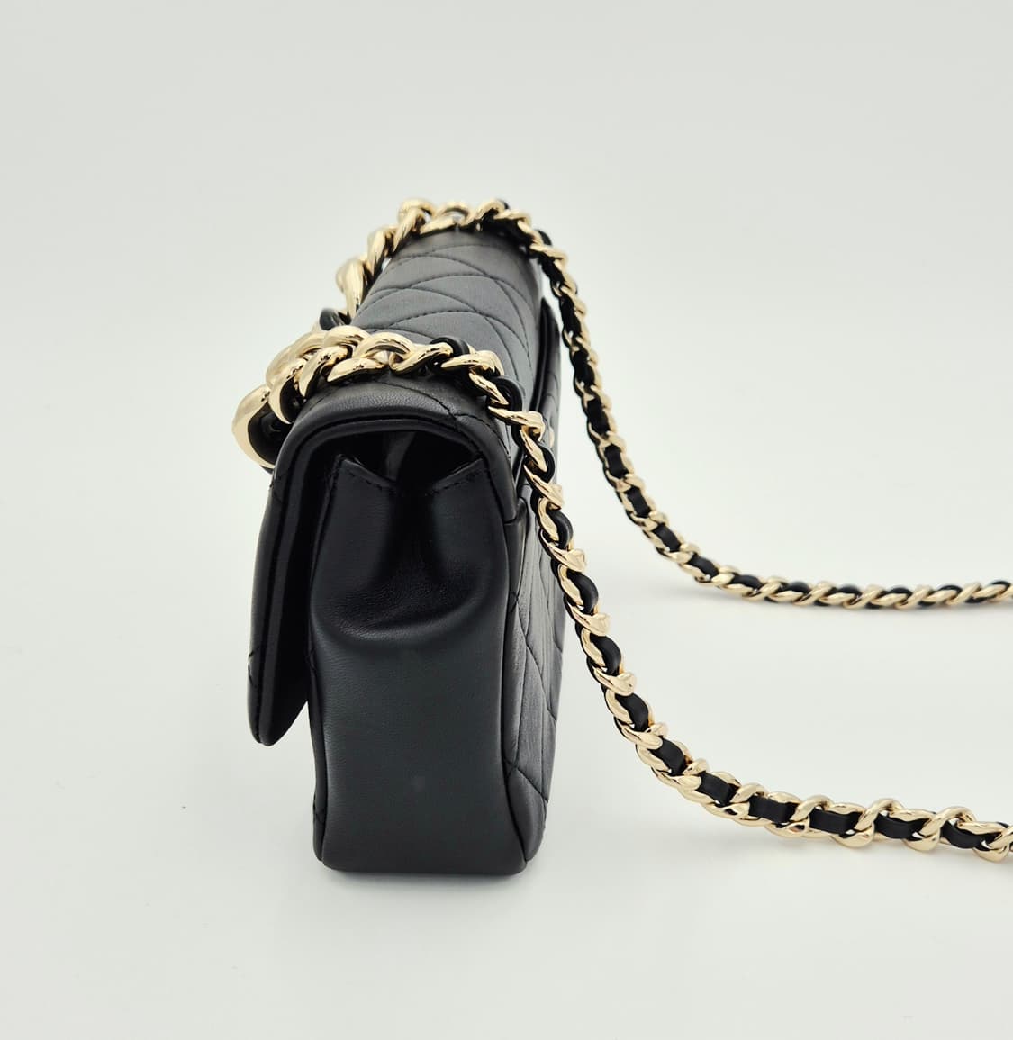 샤넬 램스킨 CC 플랩
볼드체인 숄더백

AS1353

 상품이미지4