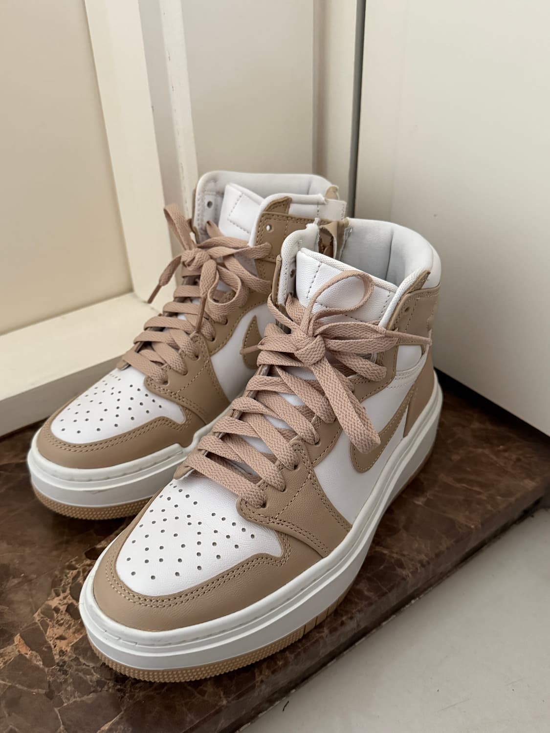 조던 1 엘리베이트 하이 화이트 데저트 235 상품이미지1