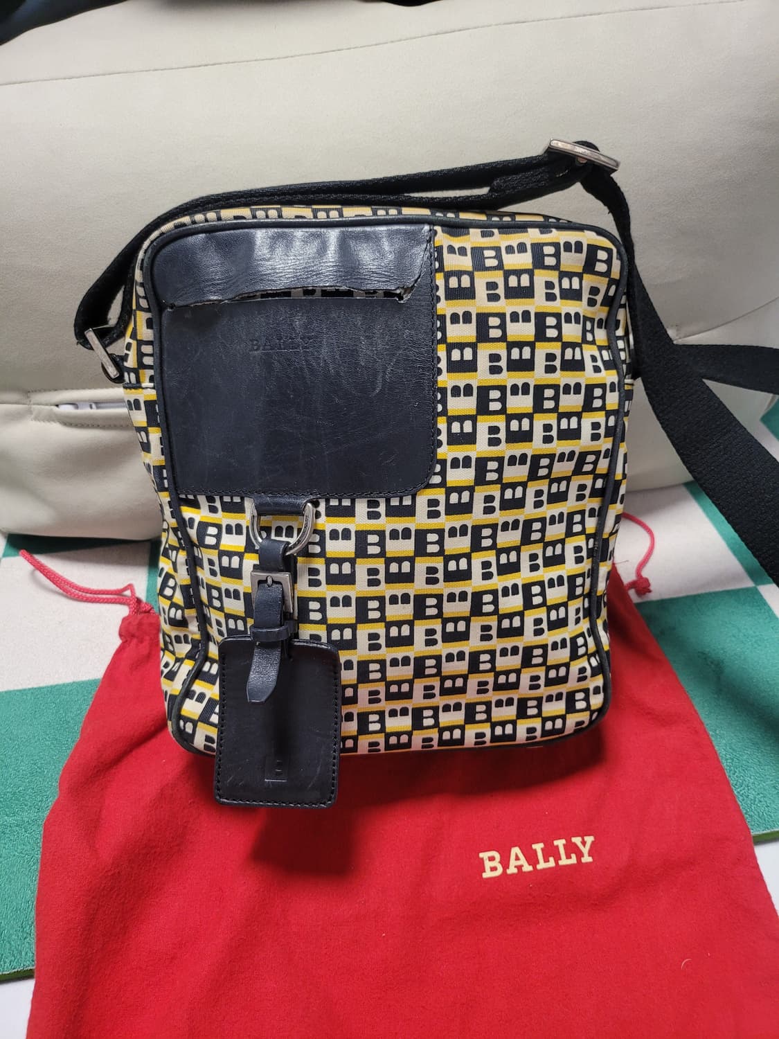 발리(BALLY) 'B' 모노그램 패턴 크로스백/숄더백입니다. 상품이미지1