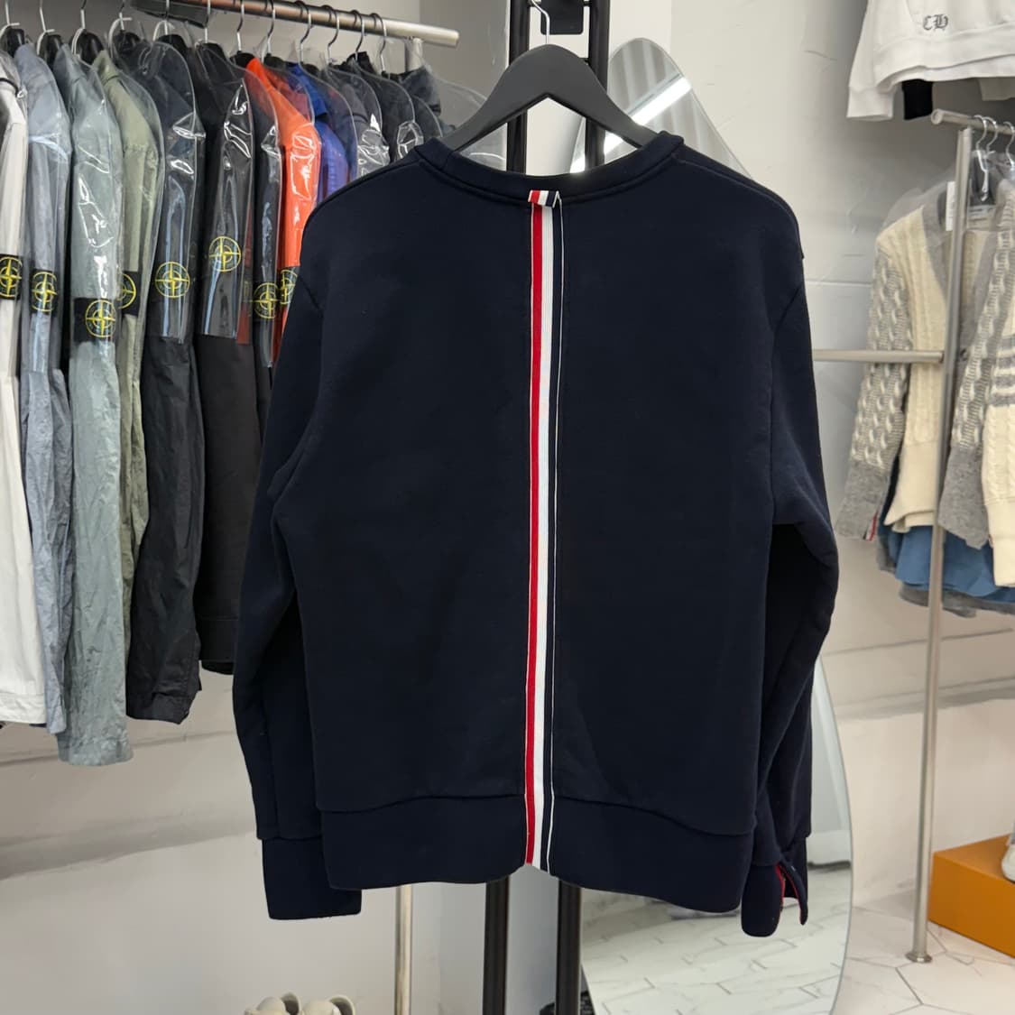 [3] 톰브라운 백삼선 맨투맨 상품이미지1