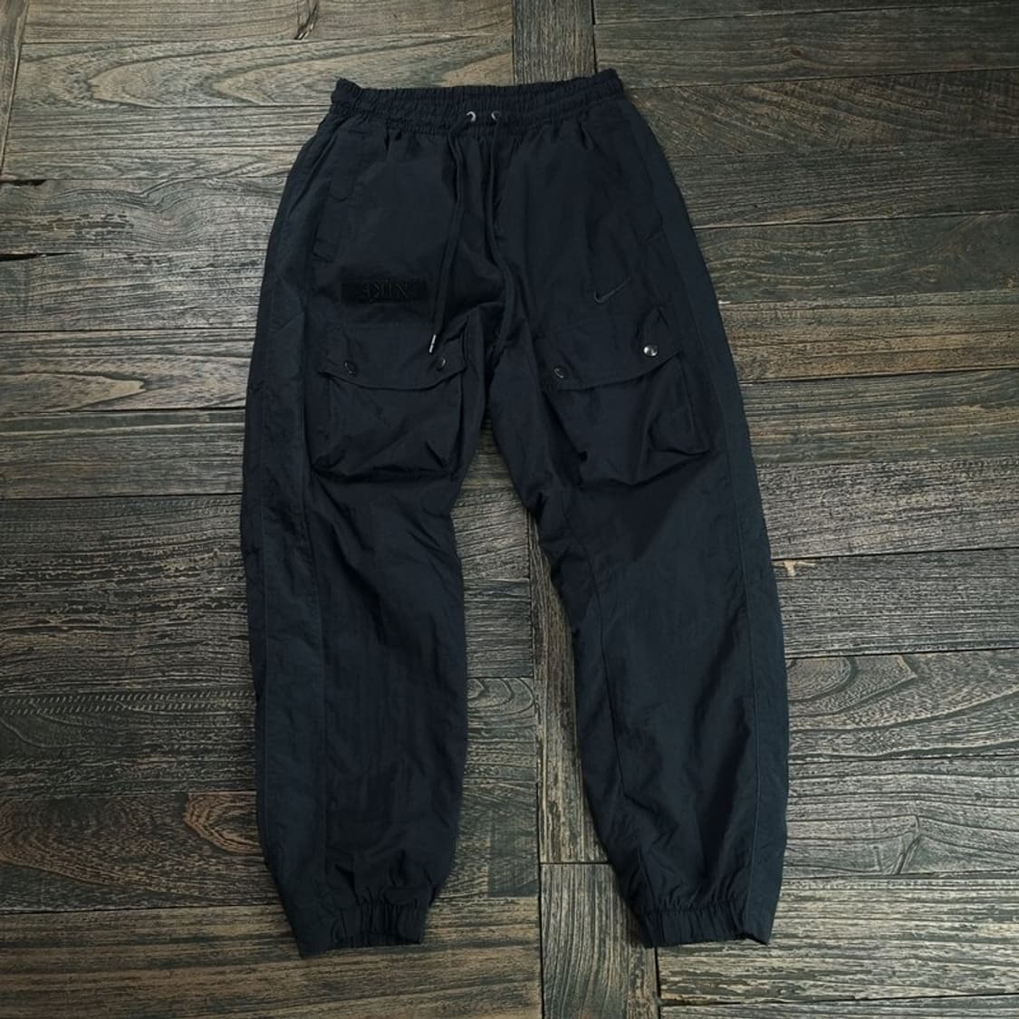 [나이키] 스우시 자수 빅 포켓 나일론 카고 조거 팬츠 블랙 M18891 상품이미지1