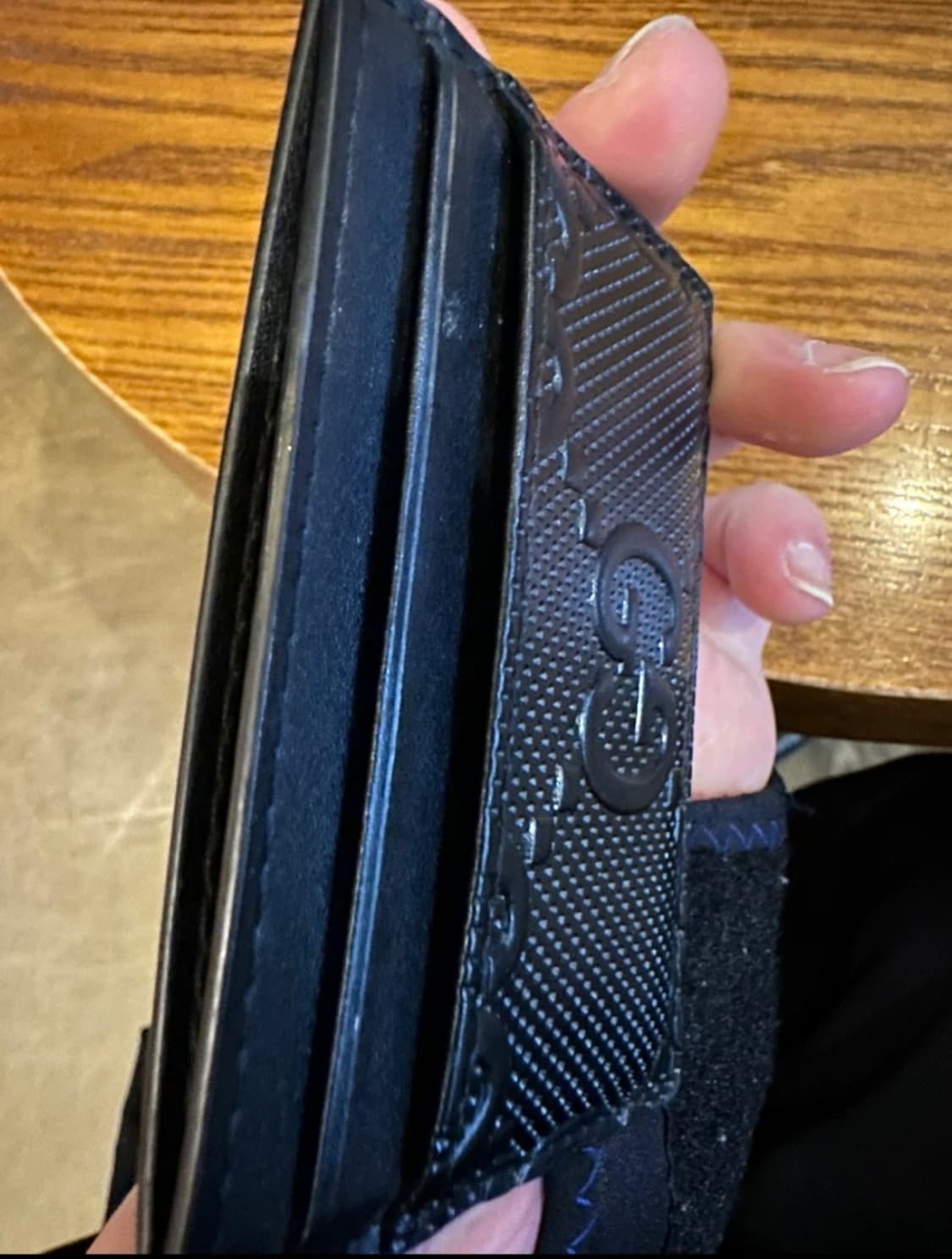 구찌 GG 엠보스 카드 케이스 블랙 상품이미지3