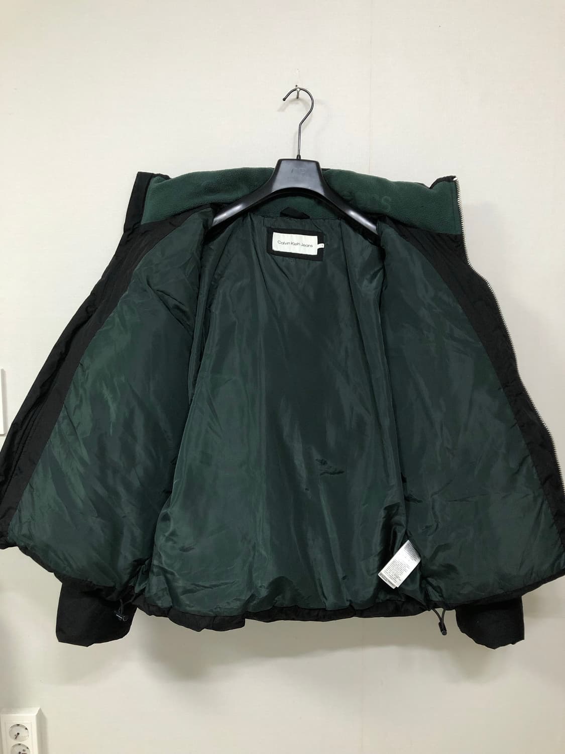 캘빈클라인 오버핏 덕다운 푸퍼 숏패딩 _ 남녀공용 _ 블랙/그린 상품이미지6