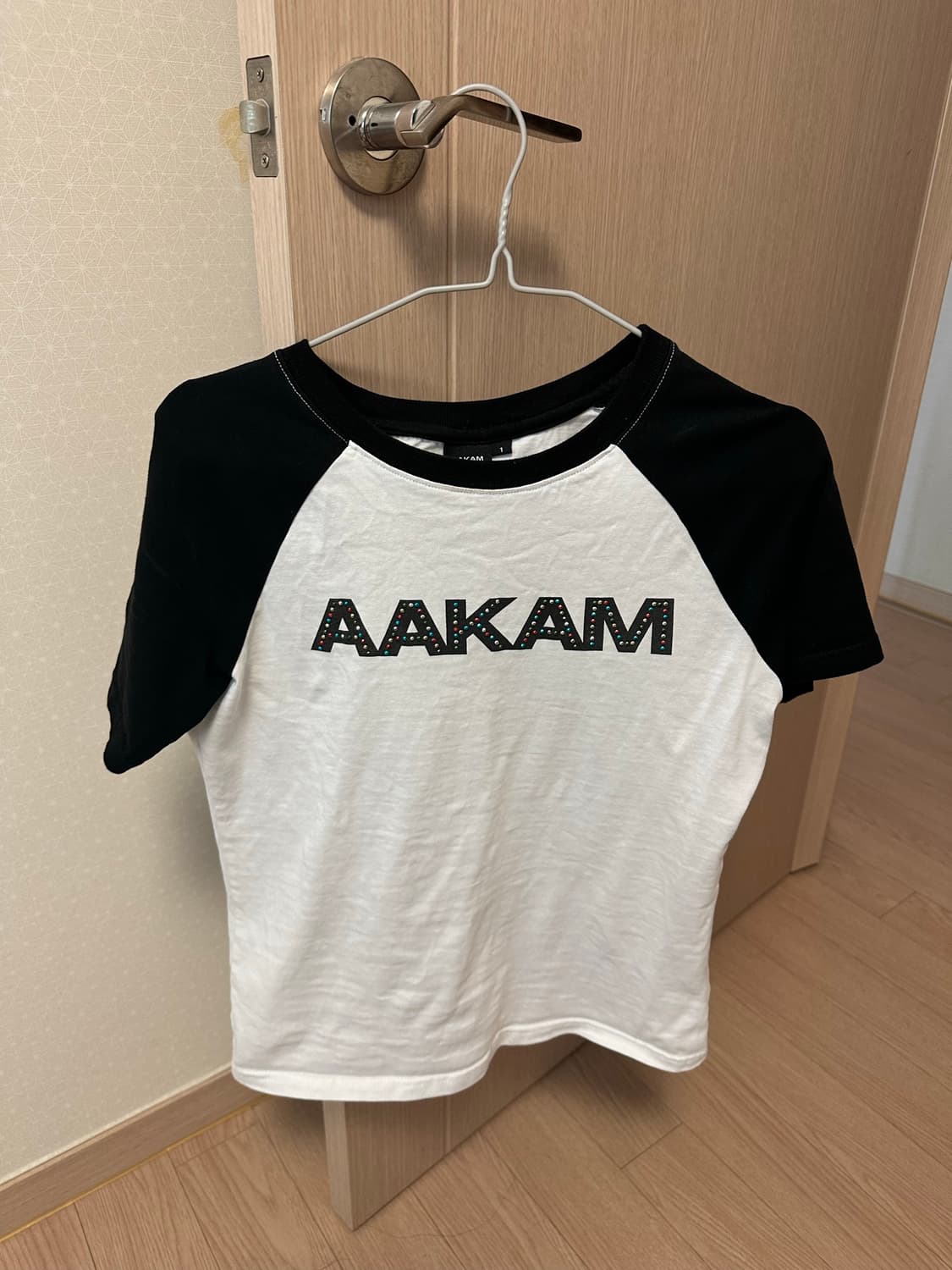 아캄 Rhinestone Raglan Half Top (White) 상품이미지1