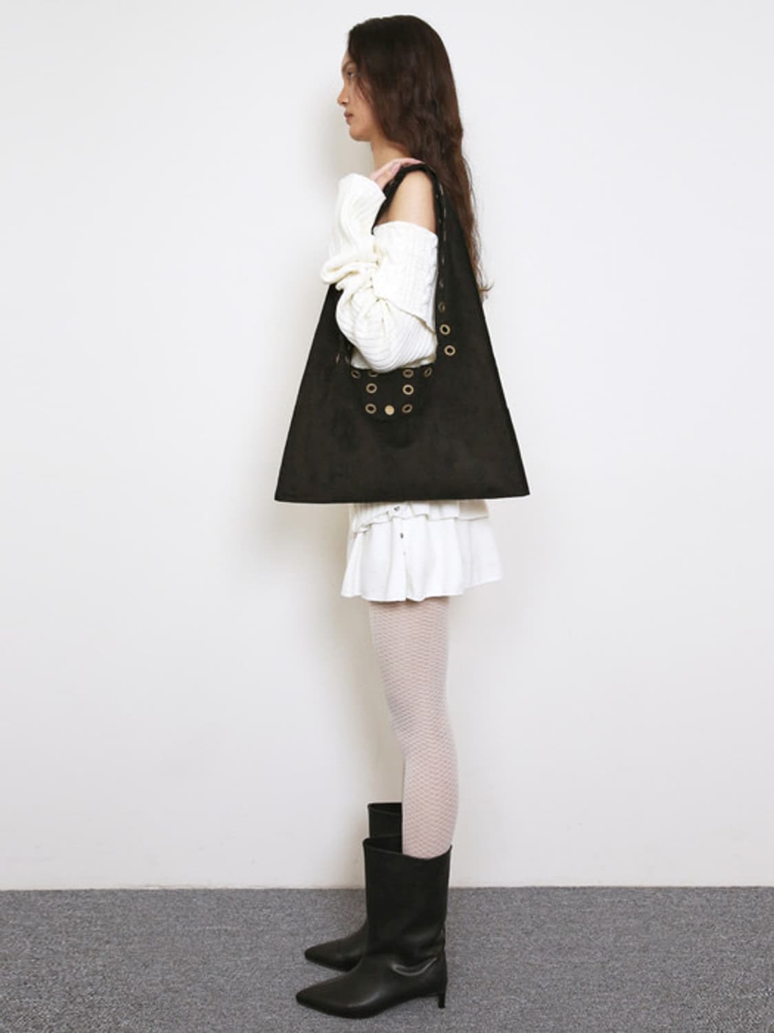 폴리수엠 아일렛 스웨이드 숄더백 블랙 상품이미지3