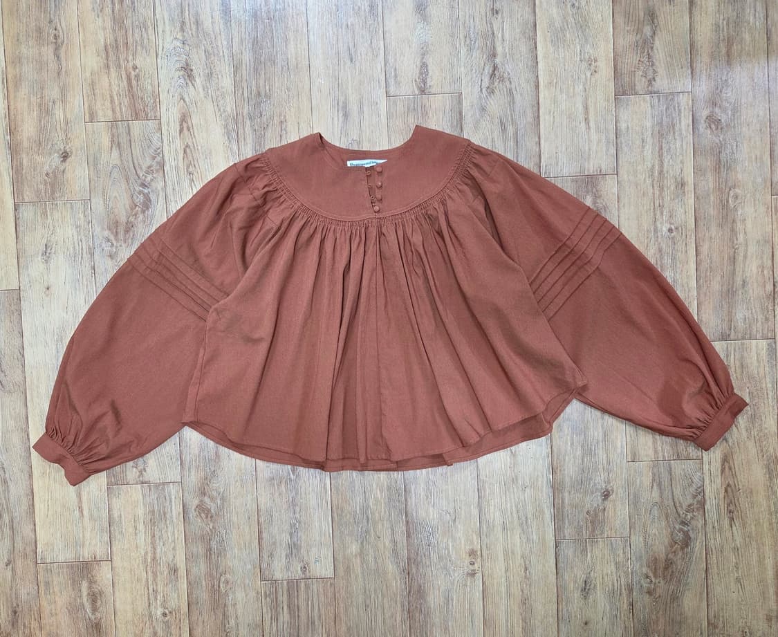 언앤써드미스테리(UNANSWERED MYSTERY) 셔링 블라우스 프리 상품이미지1