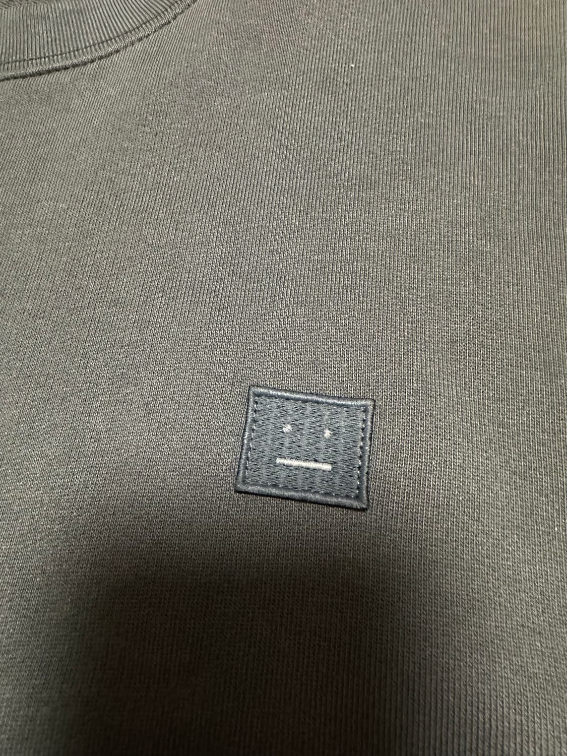 아크네 포바 맨투맨 스톤색상 상품이미지2