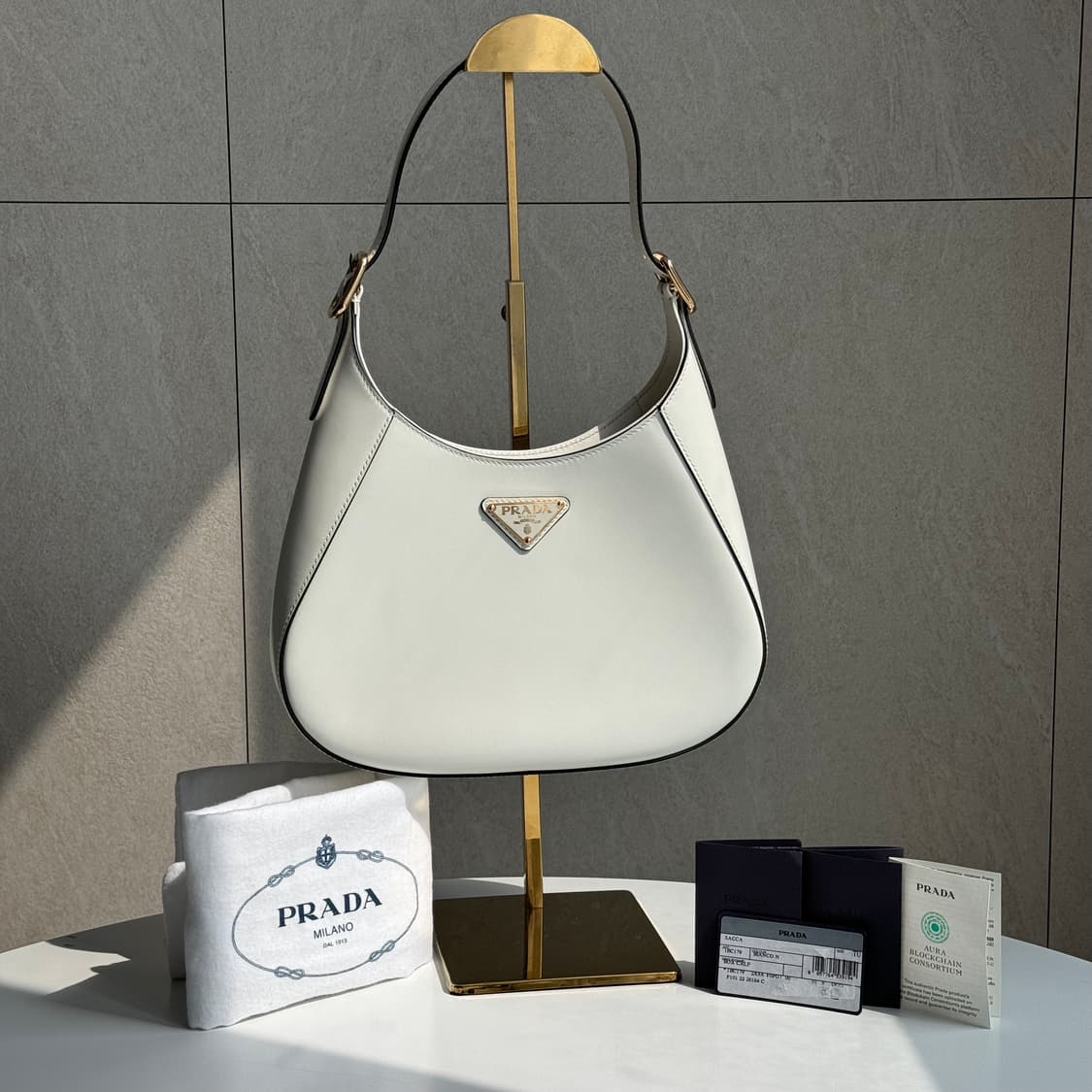 신상, 새상품 프라다 사피아노 레더 화이트 클레오백 상품이미지2