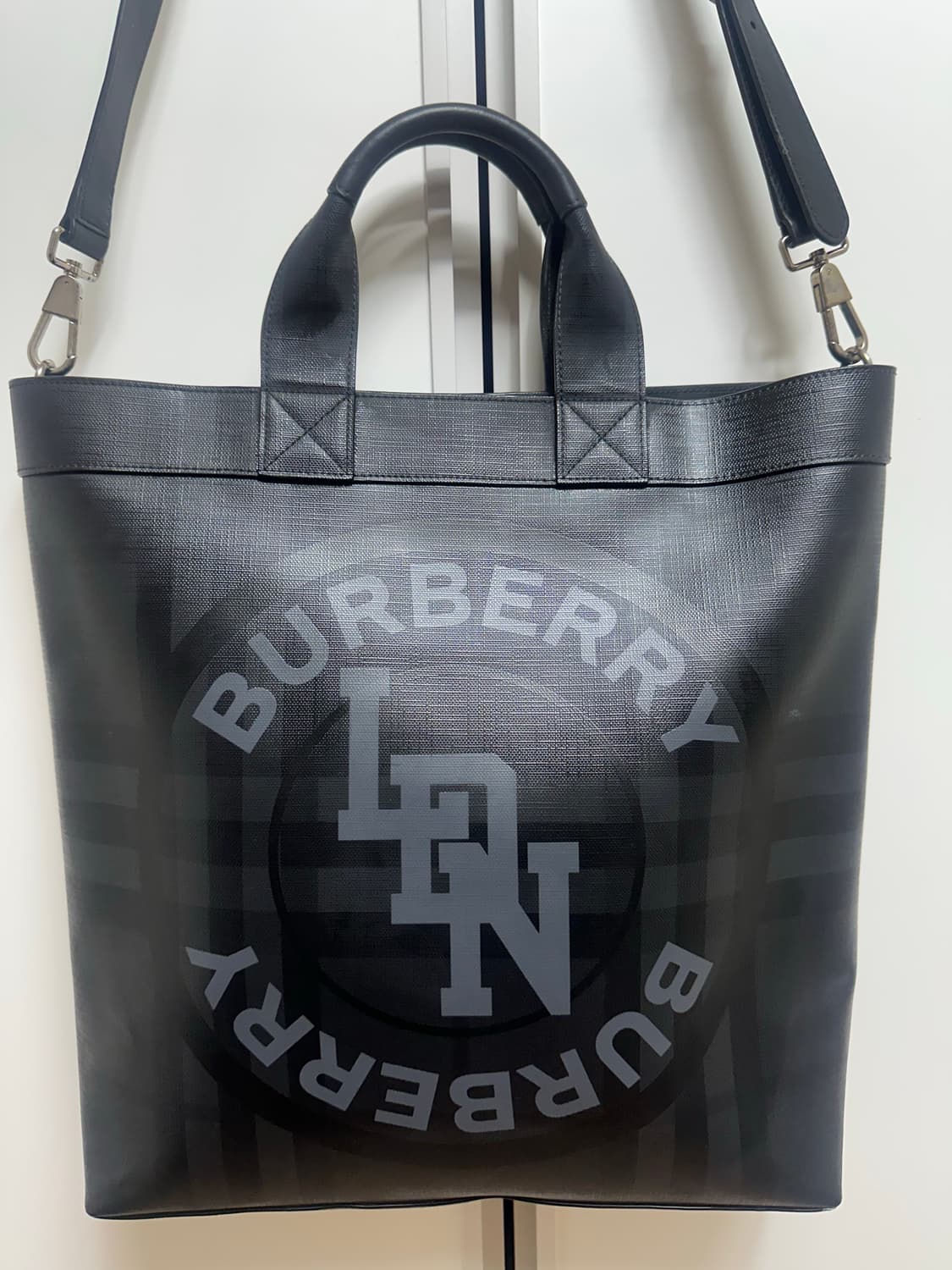 버버리 로고 그래픽 런던 체크 토트백 상품이미지1