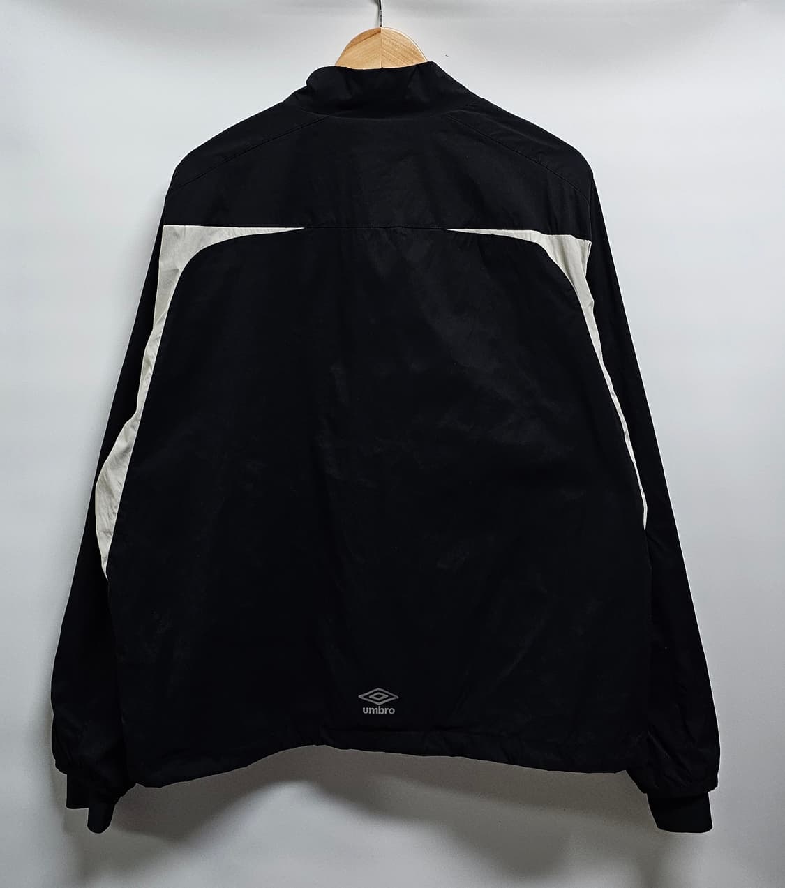 엄브로 메쉬 풋볼 하이넥 바람막이 105 상품이미지2