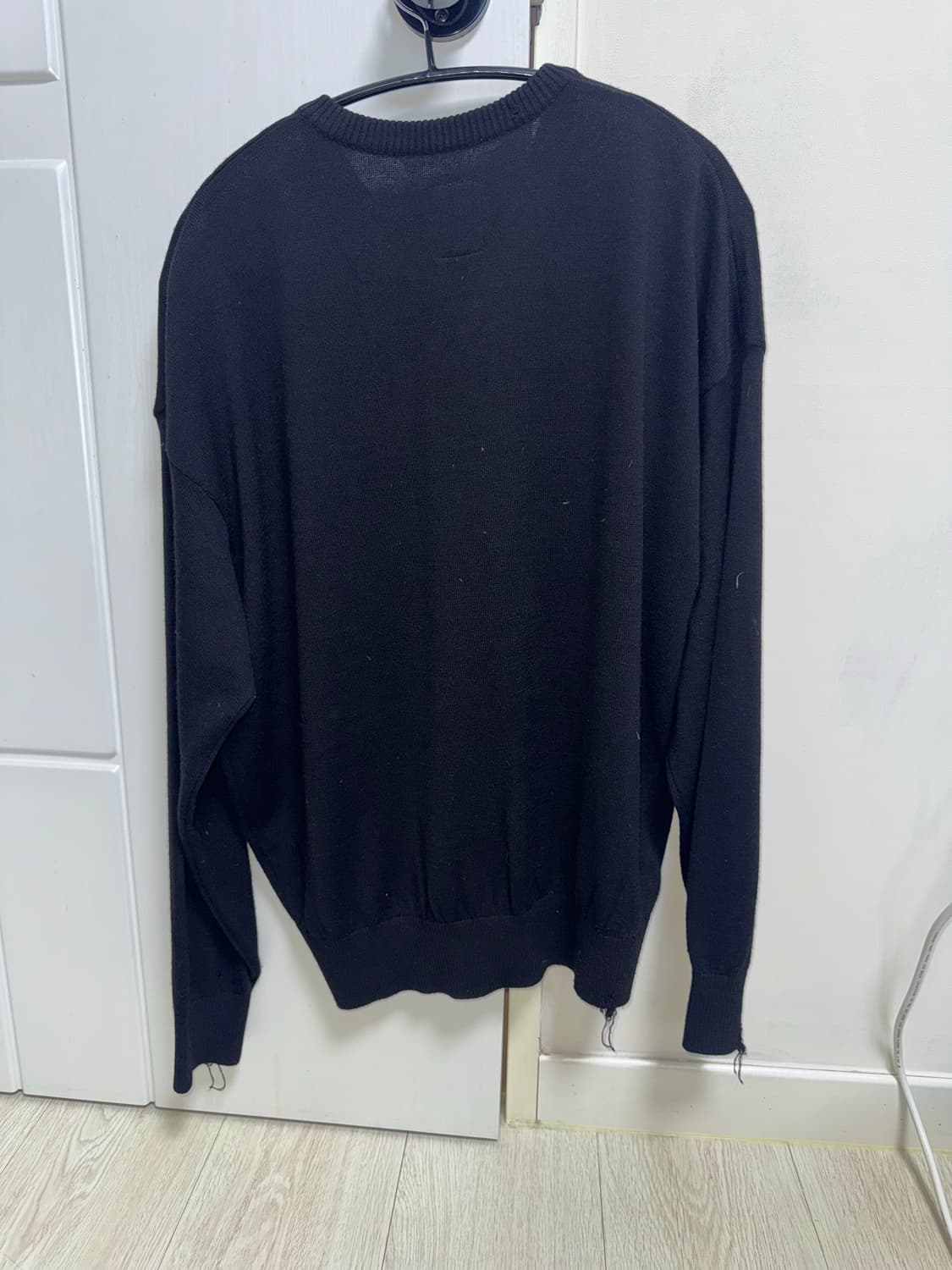 폴리테루 브이넥 데미지드 니트 블랙 2사이즈 상품이미지2