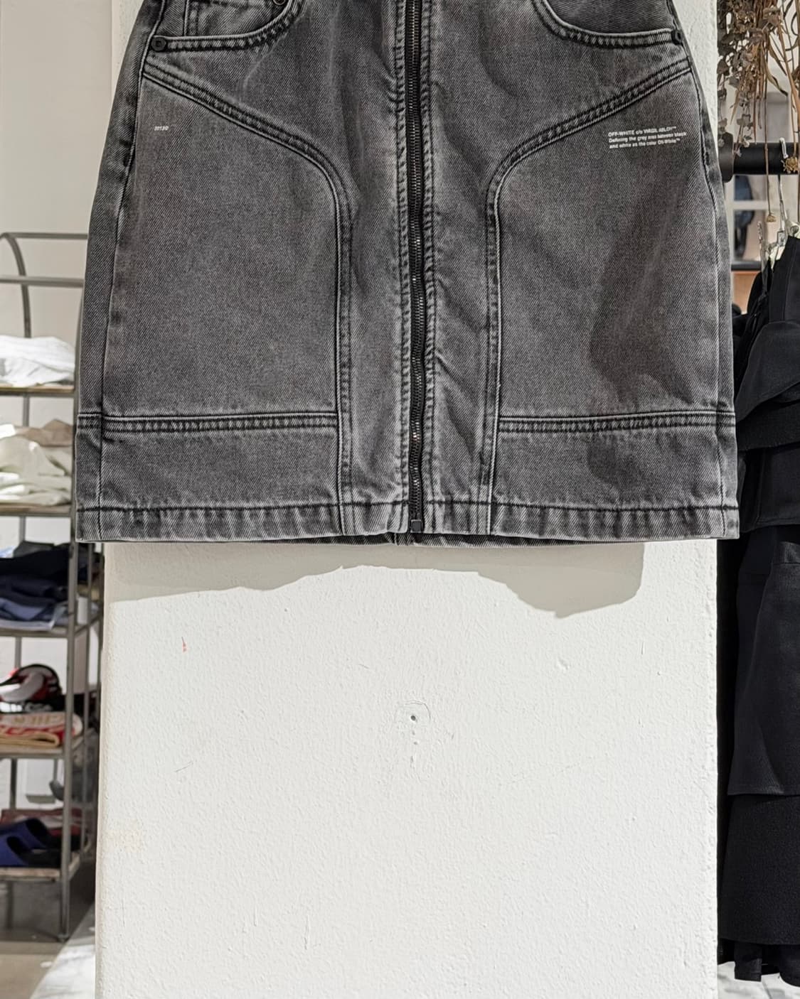 오프화이트 데님 미들 지퍼 미니 스커트 상품이미지3